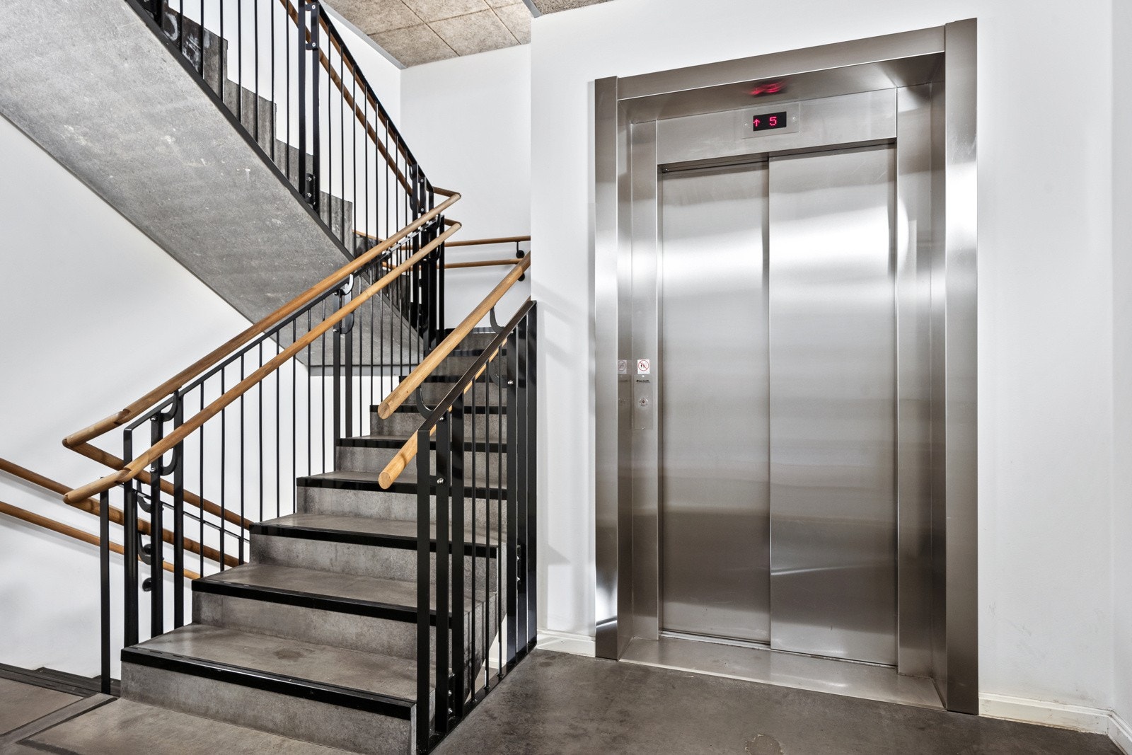 Det er adkomst via felles trappegang med heis. Galleribilde