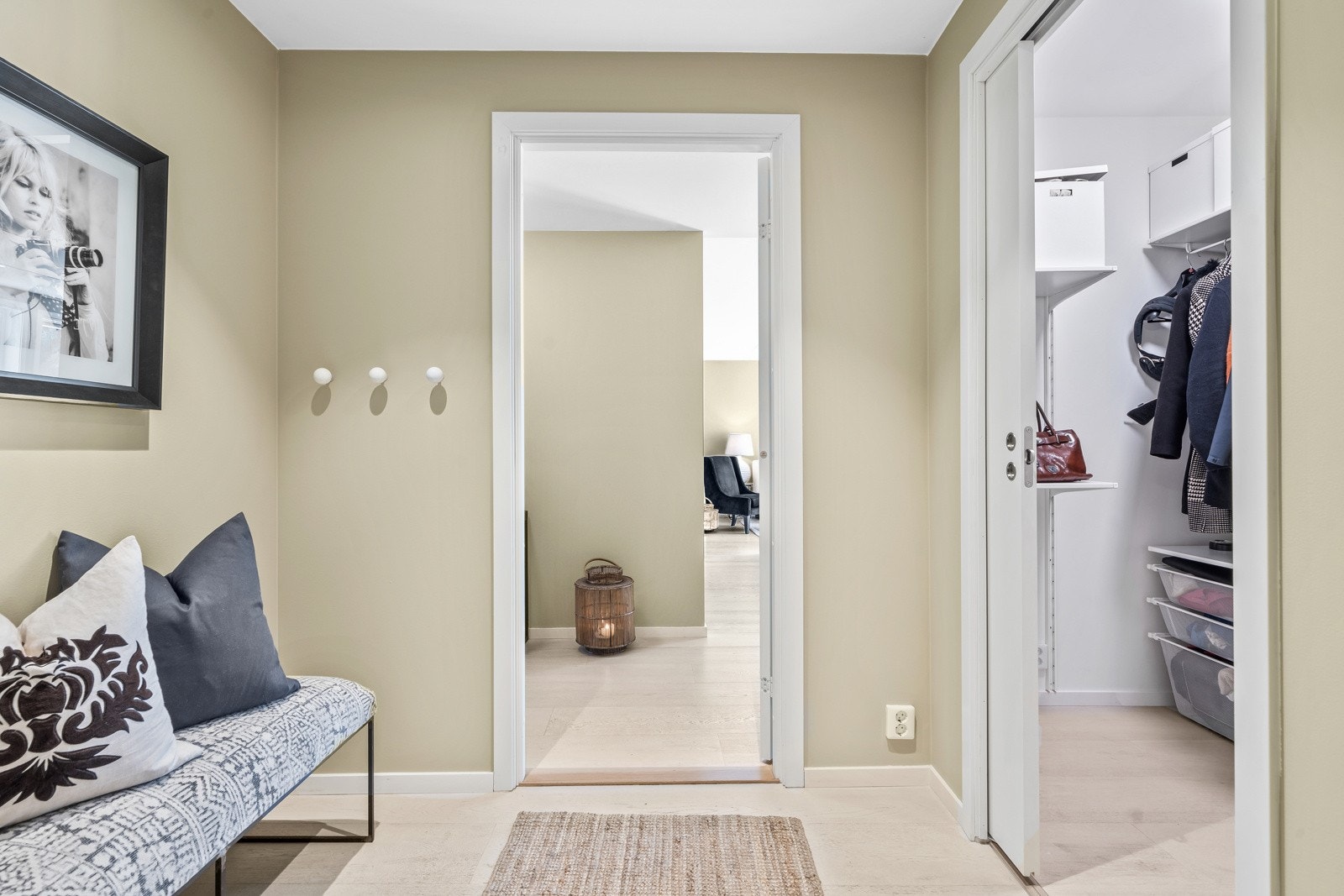 Når du kommer inn i boligen, er det første du møter en lys entré. Galleribilde