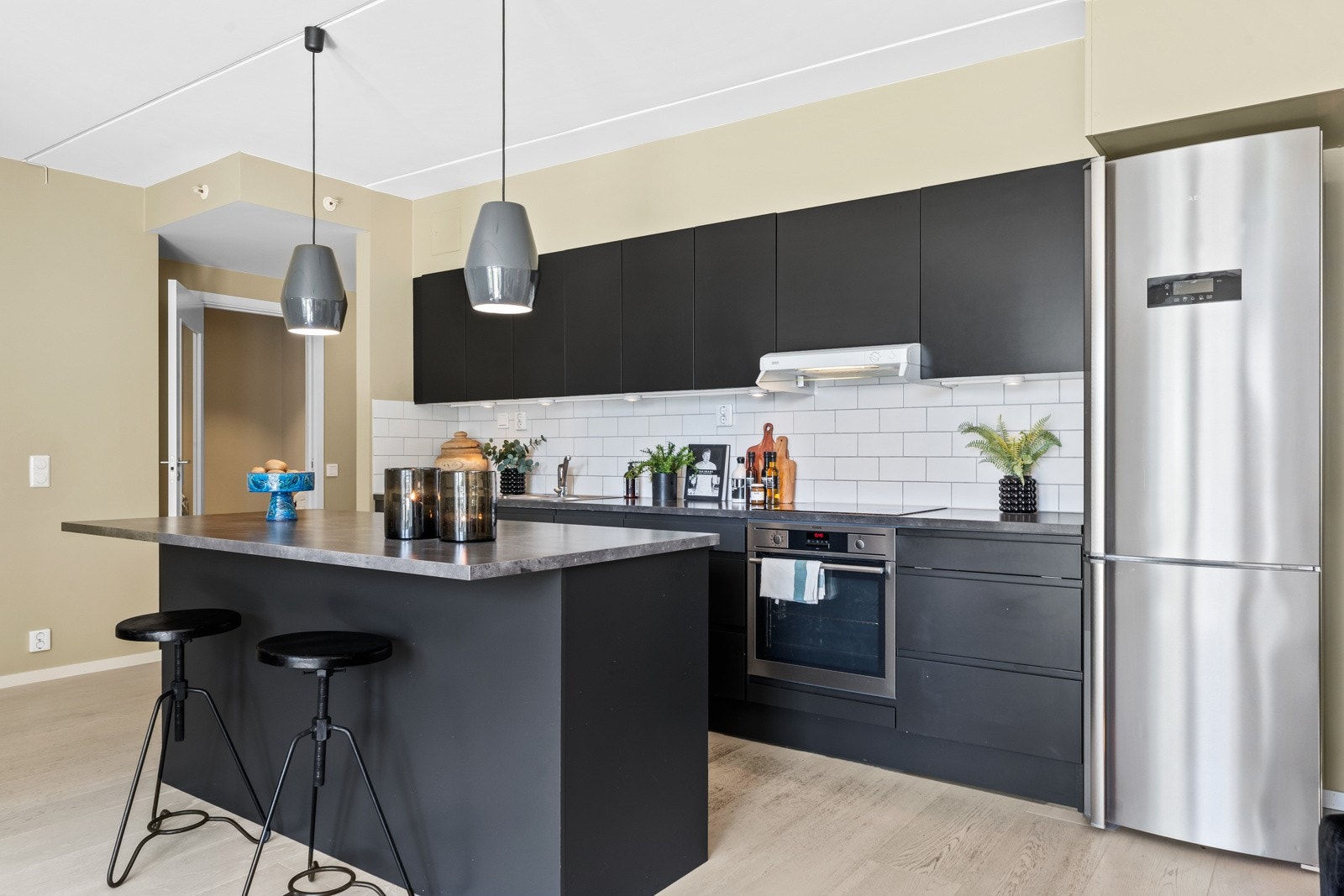 De integrerte hvitevarene som stekeovn med induksjons platetopp og oppvaskmaskin medfølger handelen. Galleribilde