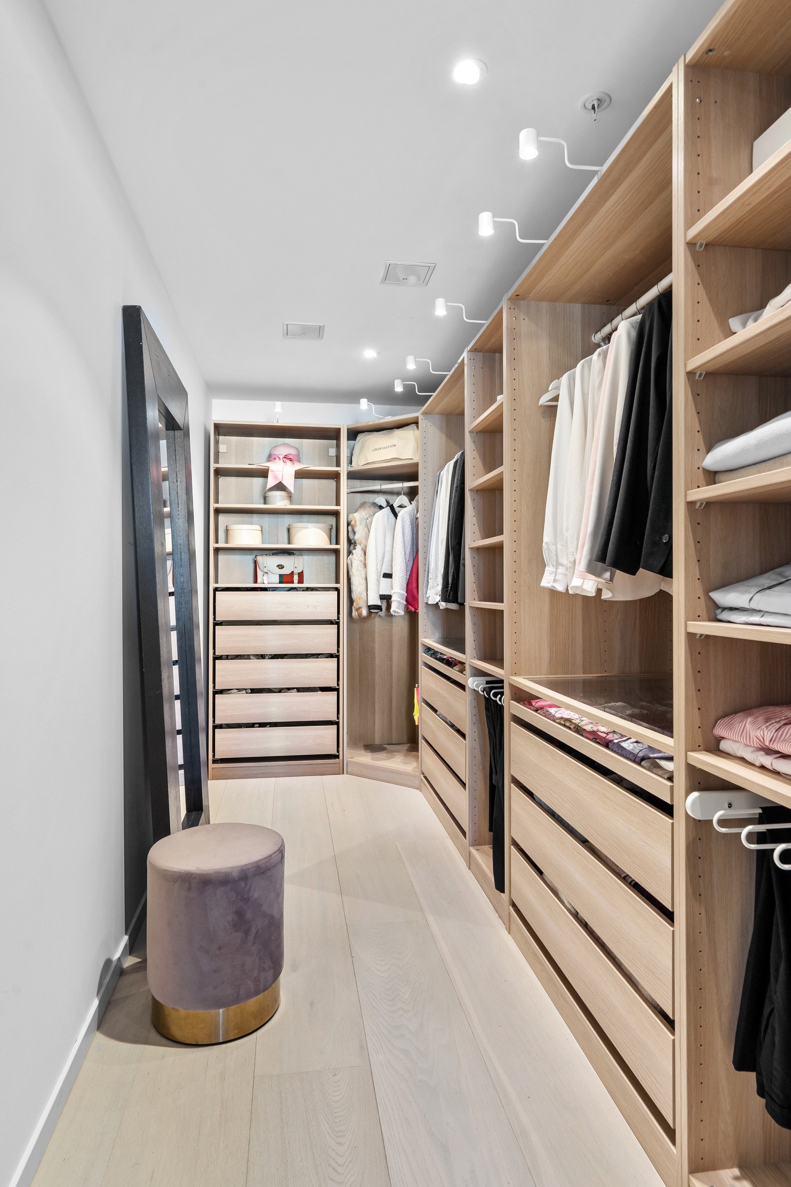 Fra hovedsoverom er det et praktisk walk-in closet med et stort garderobeskap på 3,85 meter. Galleribilde