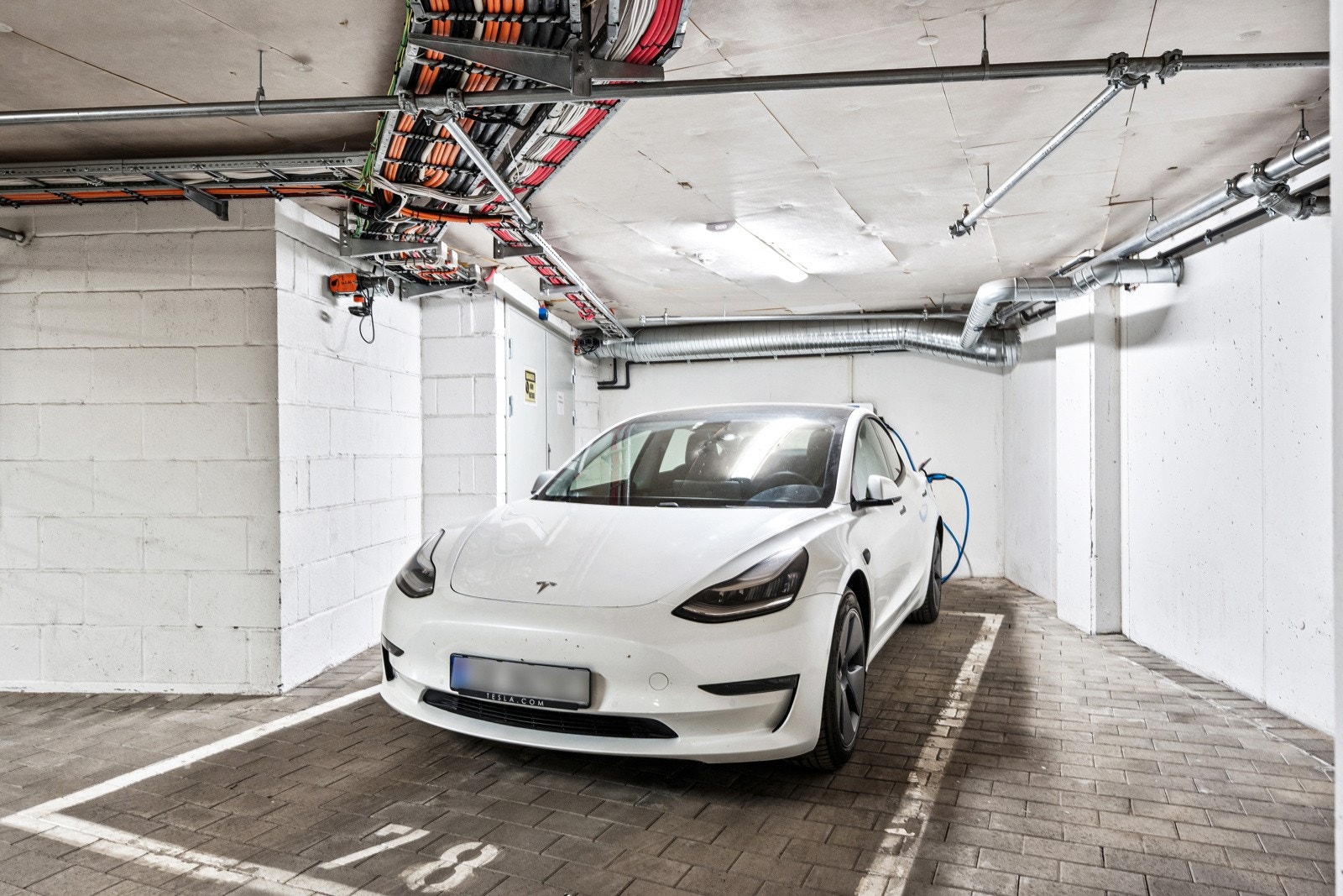 Det medfølger en garasjeplass med nyinstallert el-bil lader (2020). Galleribilde