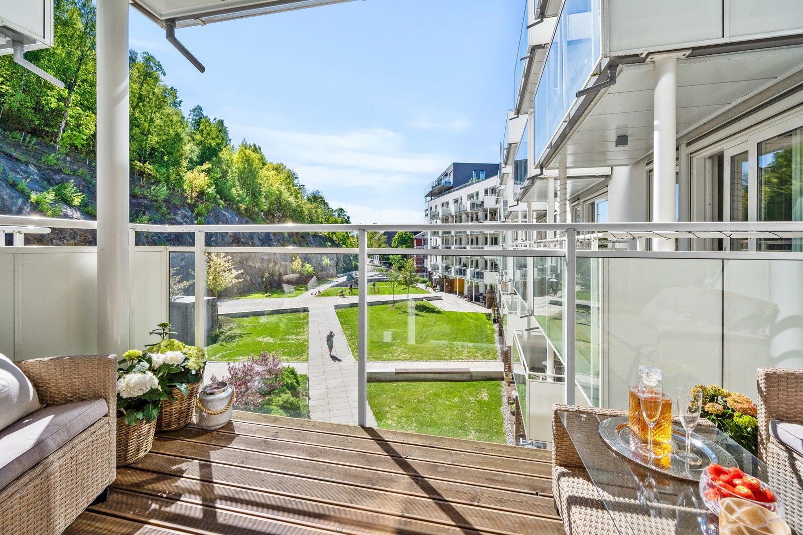 Du har god plass til en sittegruppe, grill og beplantning. Galleribilde