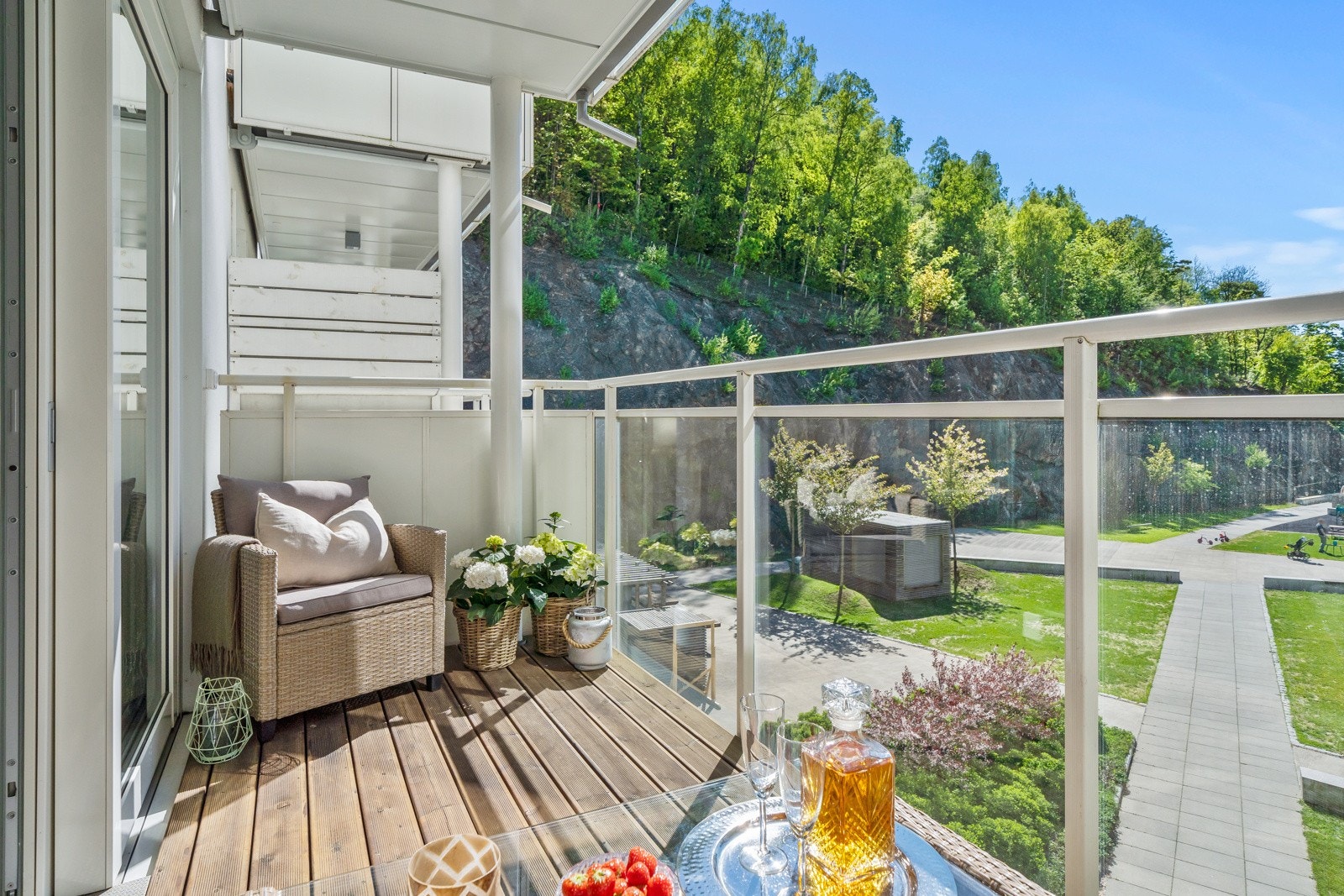 Vestvendt balkong på 6 kvm. Her har du sol fra ca. 14.30 til ca. 19.00. Galleribilde