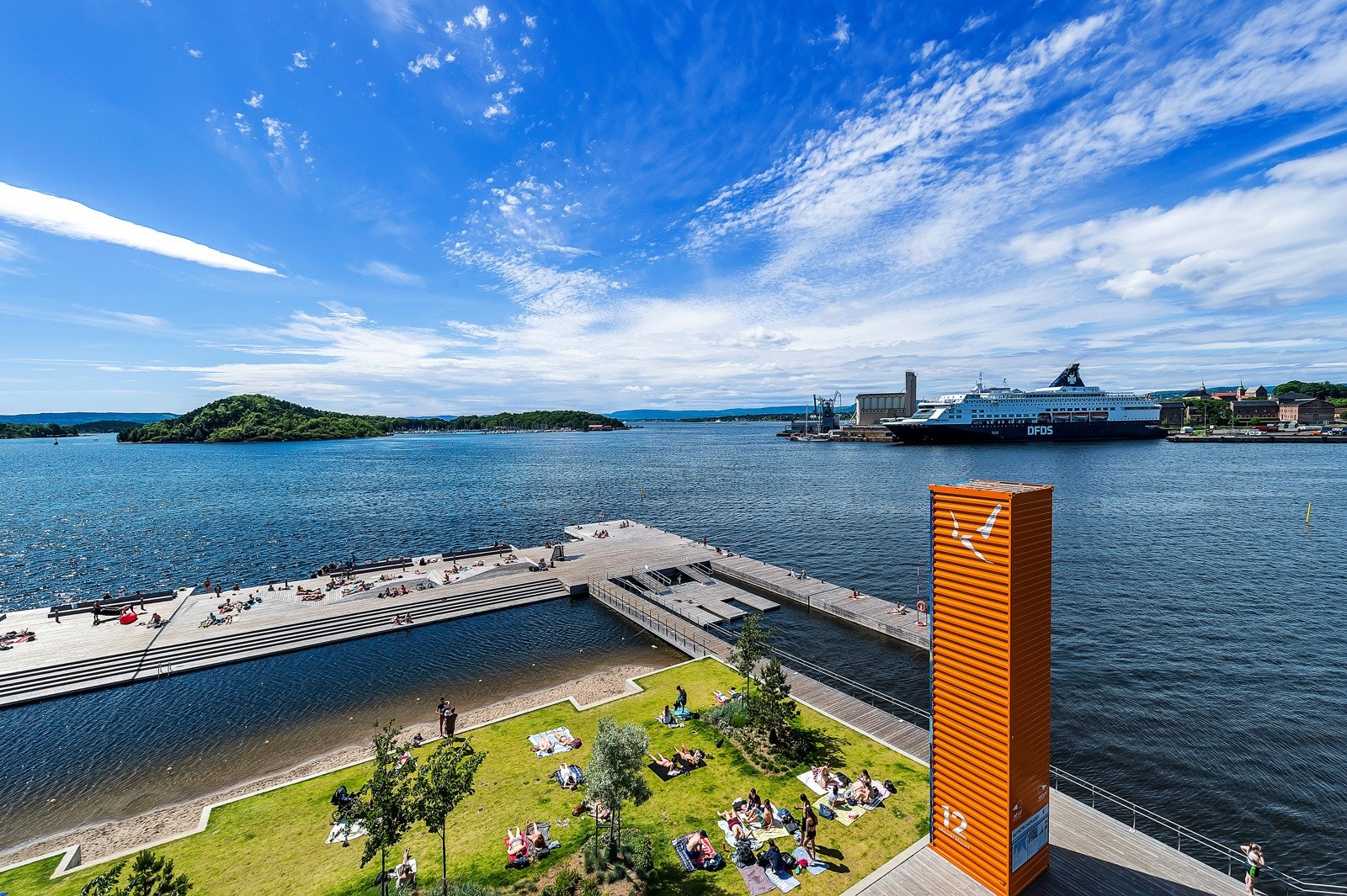 Tar man en tur ut ytterst på Sørenga finner man den flotte bystranden som er et perfekt utfartssted for bading gjennom sommerhalvåret. Galleribilde