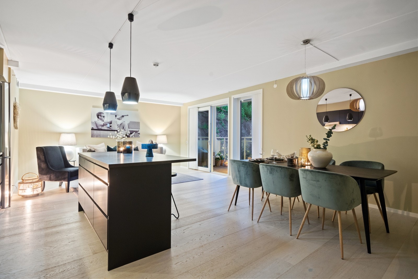 Kjøkkenet har en praktisk kjøkkenøy med sitteplasser til fire personer. Galleribilde