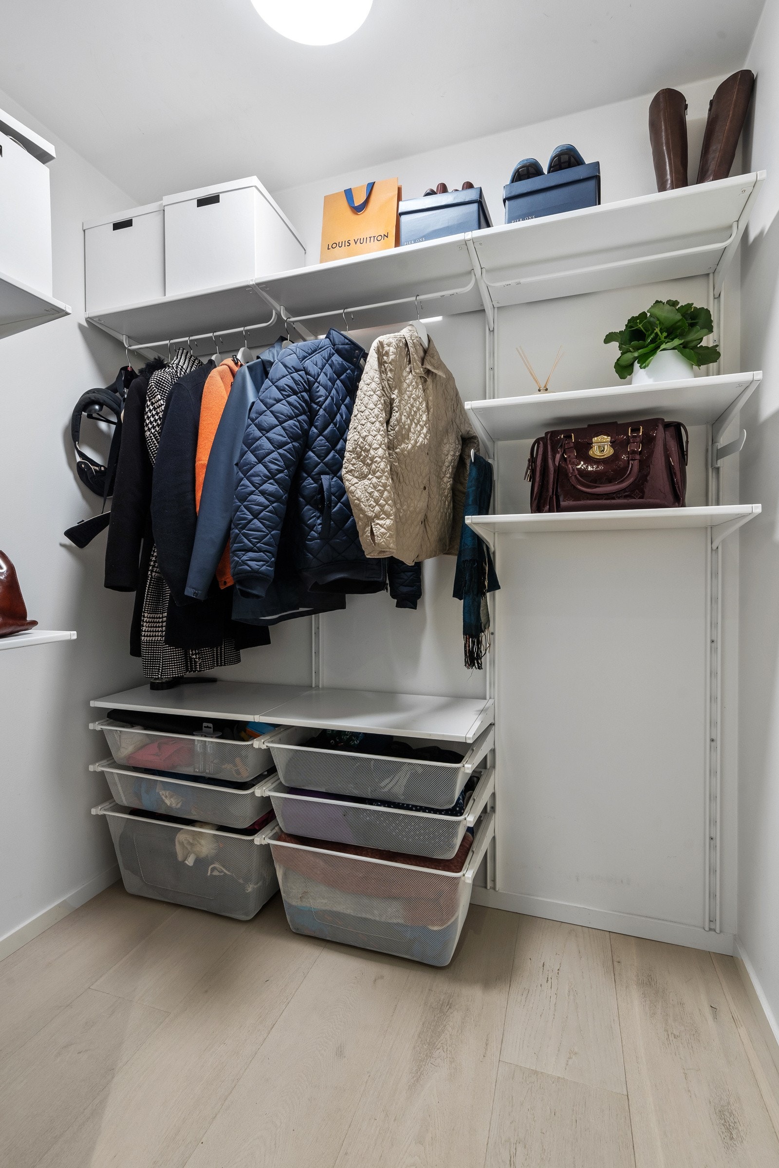 Fra entré er det en praktisk innvendig bod på 3 kvm for ytterligere oppbevaring. Galleribilde