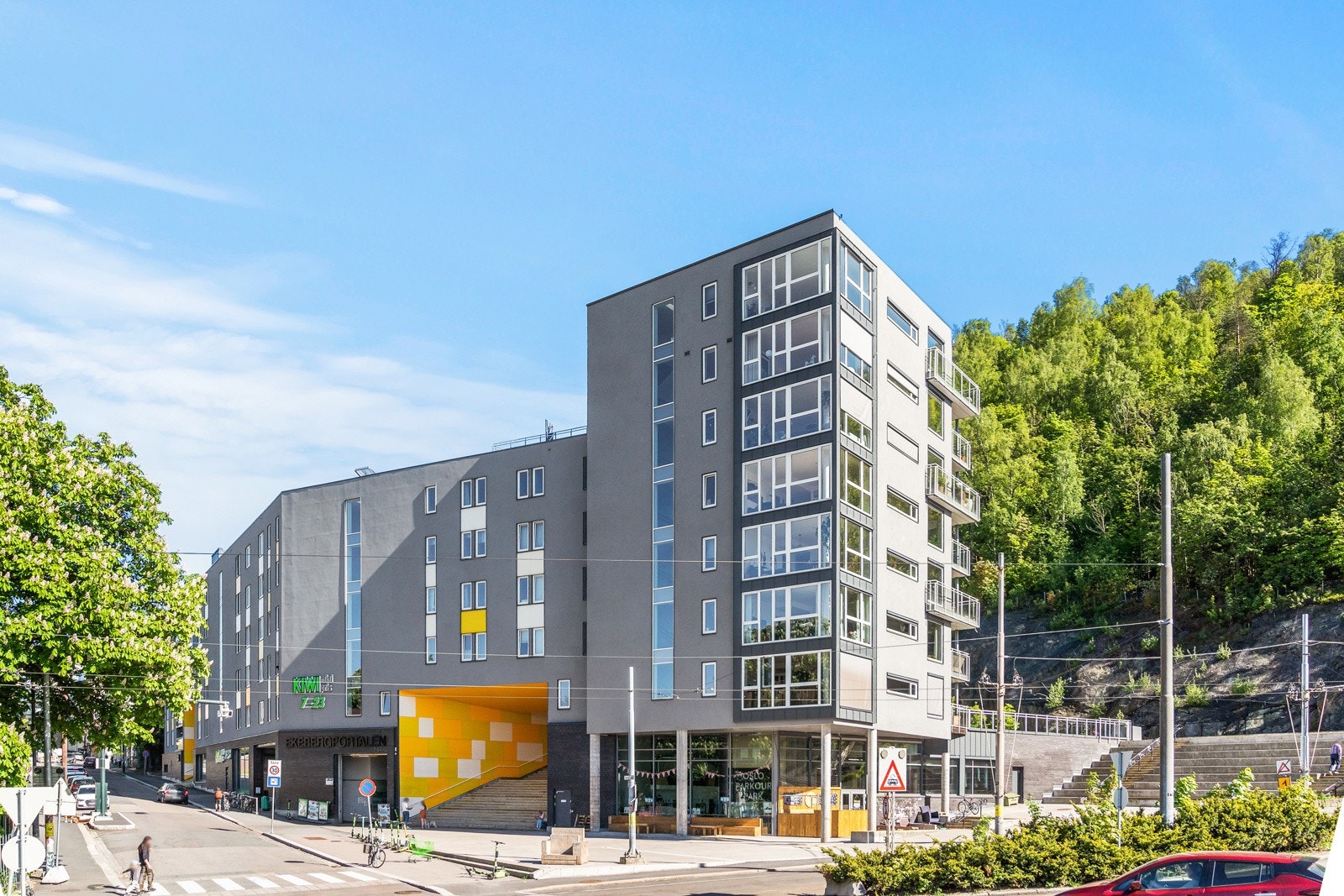 Eiendommen har en sentral beliggenhet, med nærhet til skoler, dagligvare, offentlig kommunikasjon og et rikt utvalg av fasiliteter i Oslo sentrum. Galleribilde