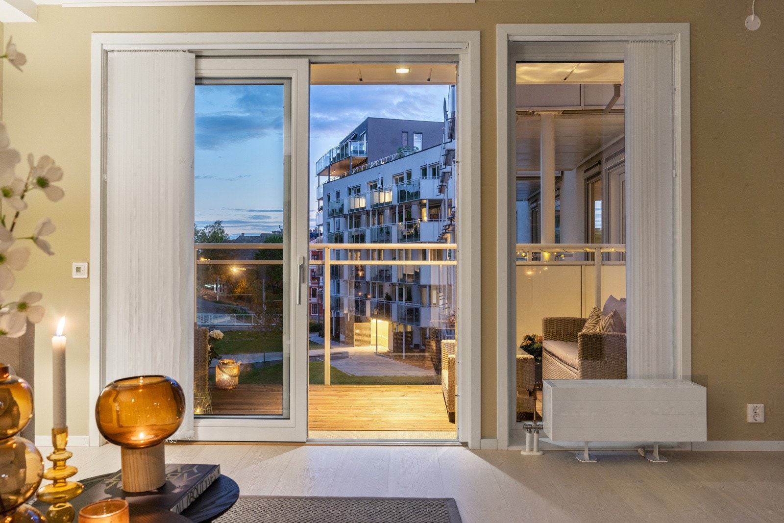 På varme sommerdager blir det naturlig å åpne glassdøren, så blir hele stuen forlenget med en herlig balkong. Galleribilde