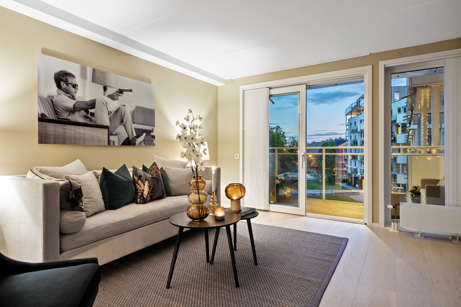 Innbydende stue som er nymalt i et moderne fargevalg. Galleribilde