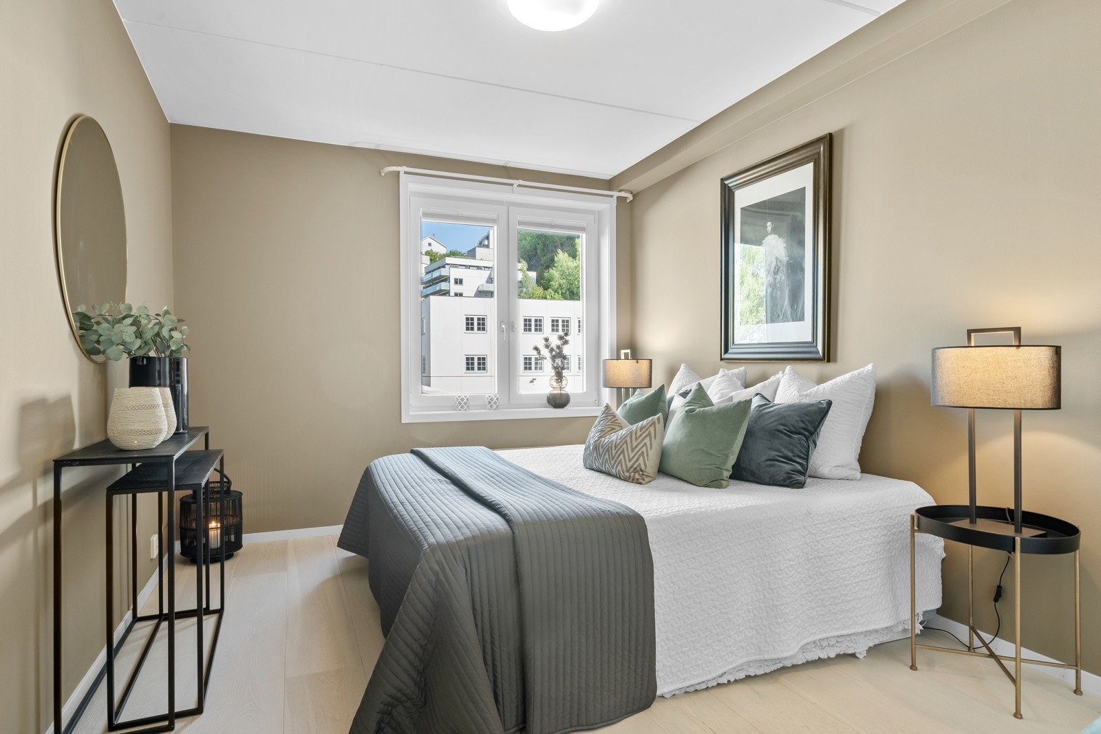 Boligen har tre soverom med malte flater i lyse farger. Galleribilde