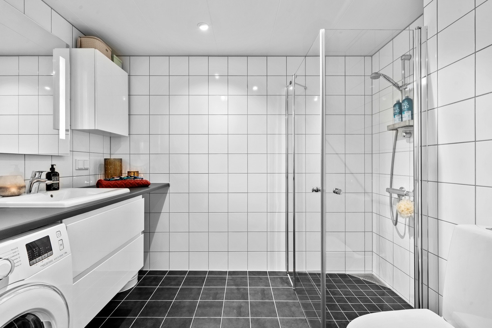 Her får man en behagelig start på dagen med gulvvarme, godt albuerom og dimbare downlights. Galleribilde