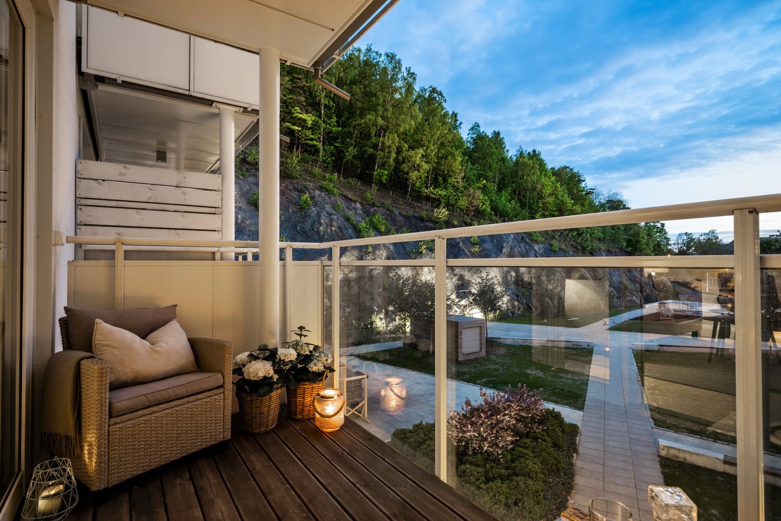 Balkongen byr på god plass til fine utemøbler, planter og pynt. Galleribilde