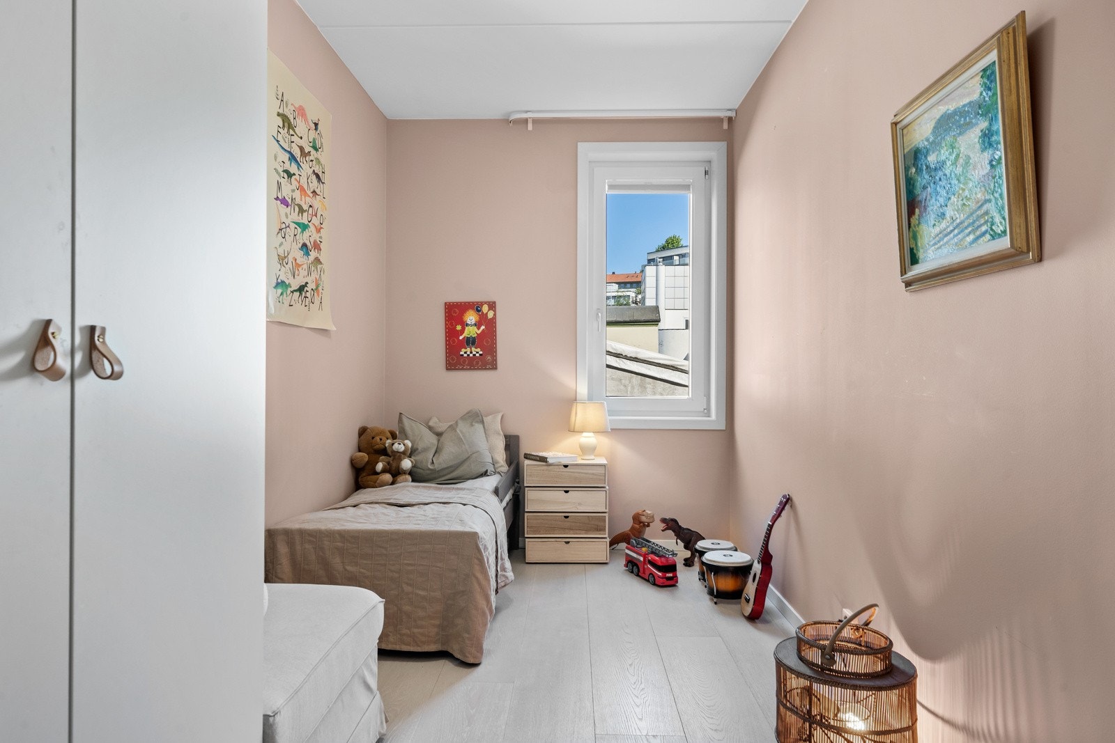 Det er montert solskjerming på vinduene i alle soverom. Galleribilde