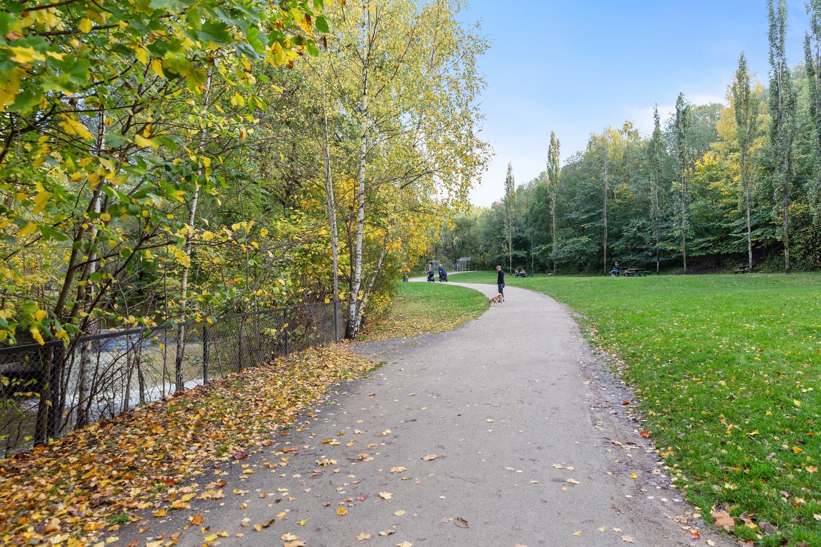 Leiligheten ligger tilbaketrukket til i stille gate, med en rekke turmuligheter både sommer og vinter. Galleribilde