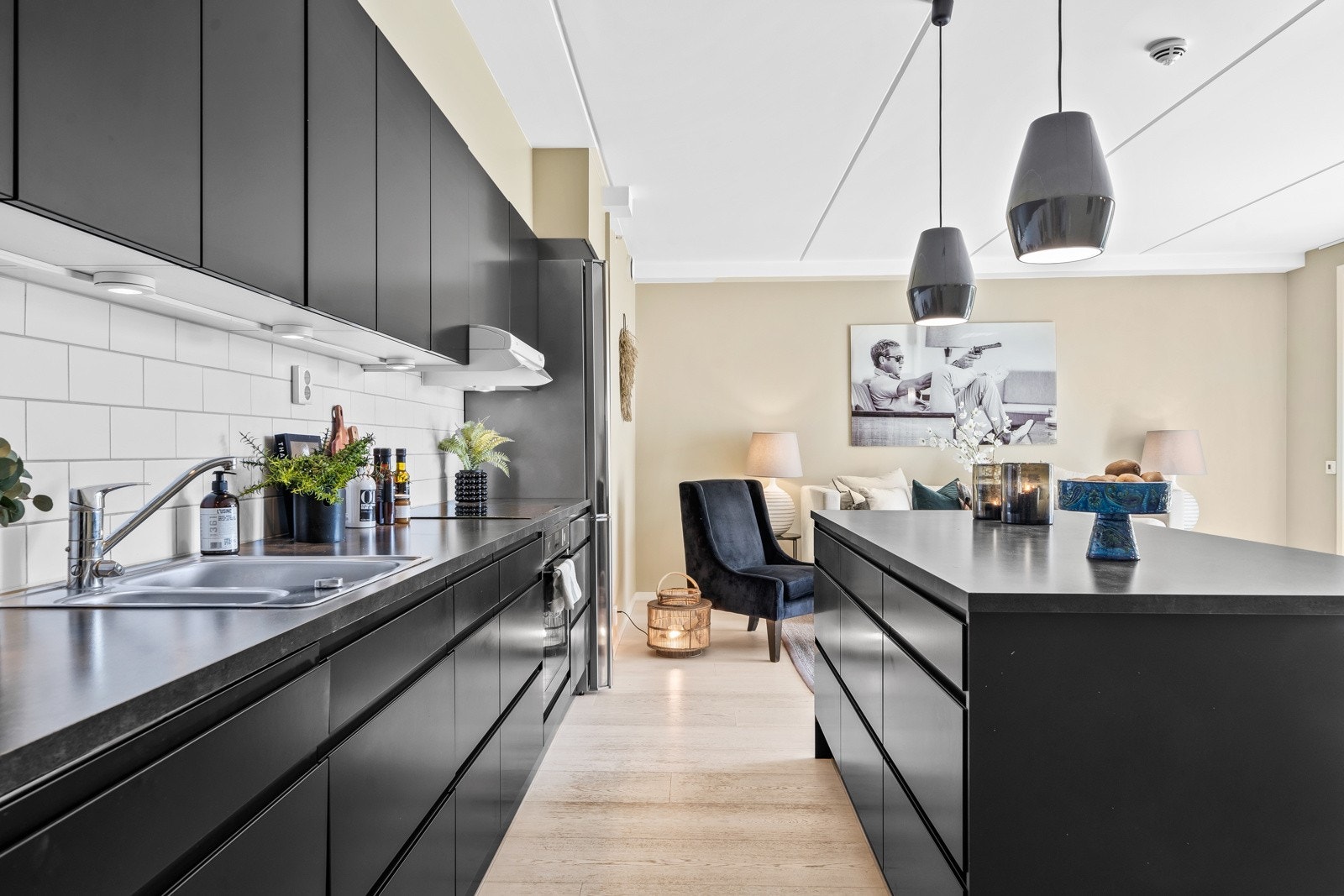 Det er godt med skap- og benkeplass på kjøkkenet for oppbevaring og matlaging. Galleribilde