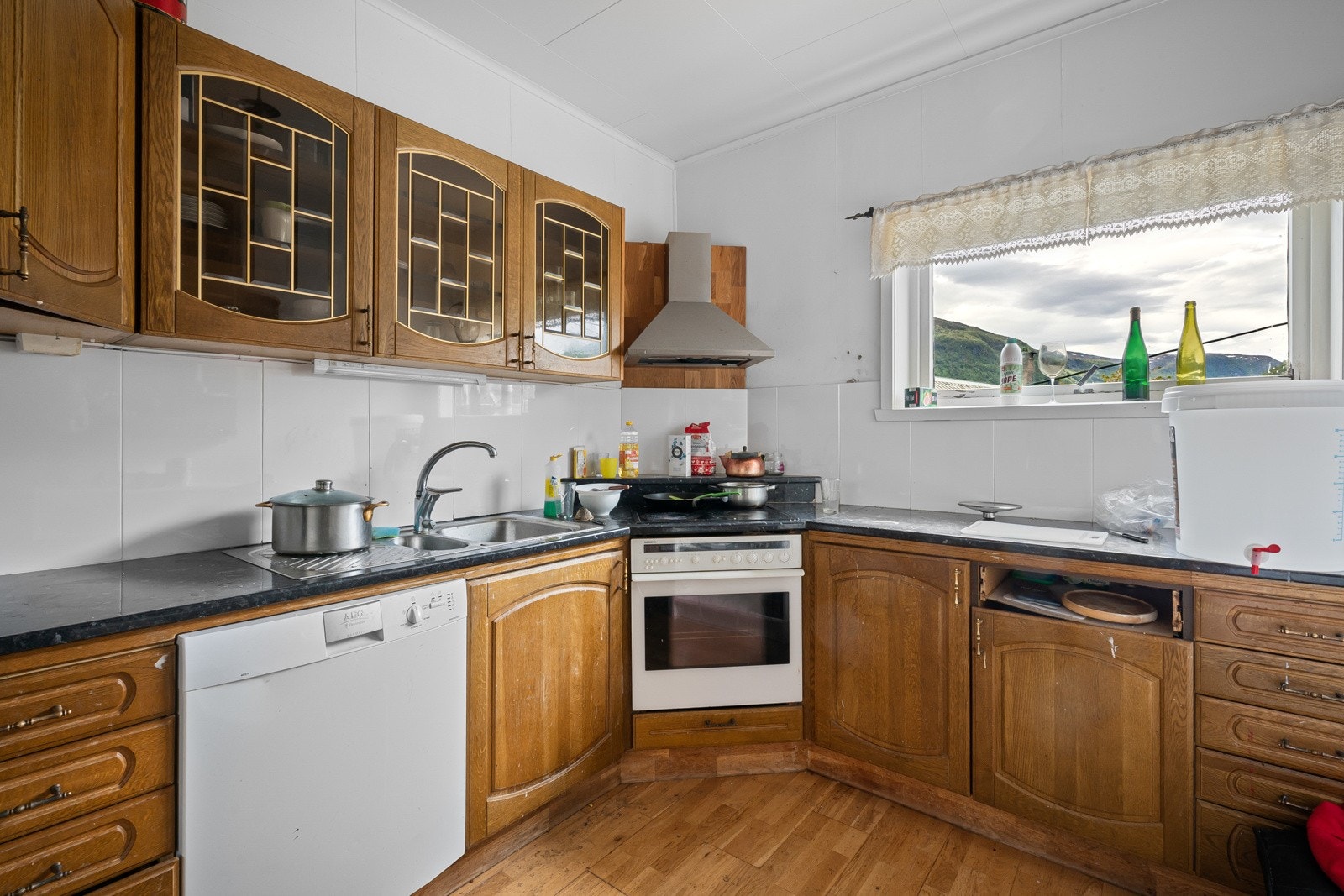 Eldre kjøkken i 2.etasje med eikefylte fronter og laminat benkeplate. Følgande kvitevarer medfølger salet: Kjøleskap og komfyr. Galleribilde