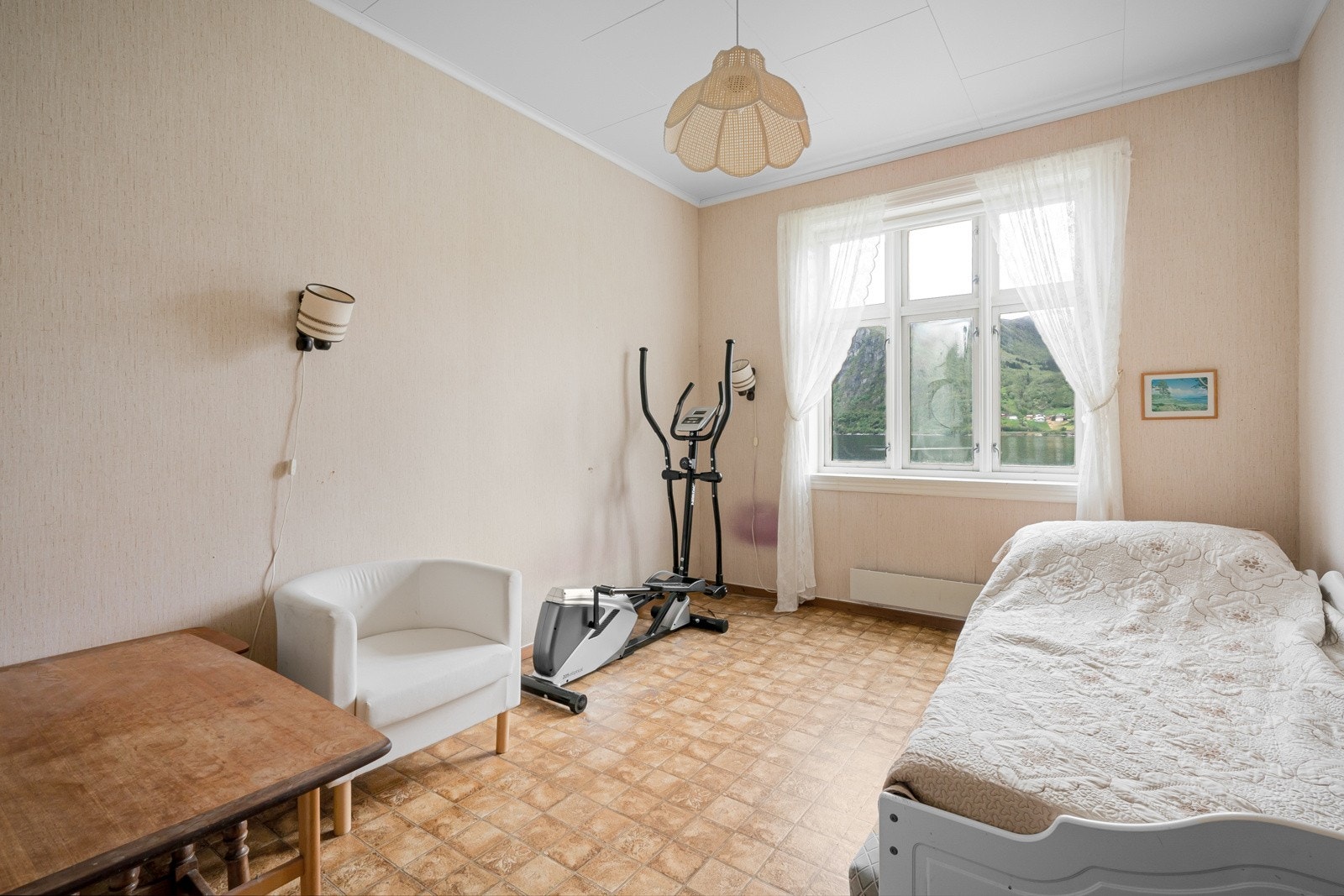 Soverom i 1. etasje med god plass til seng, garderobe og skrivepult. Galleribilde