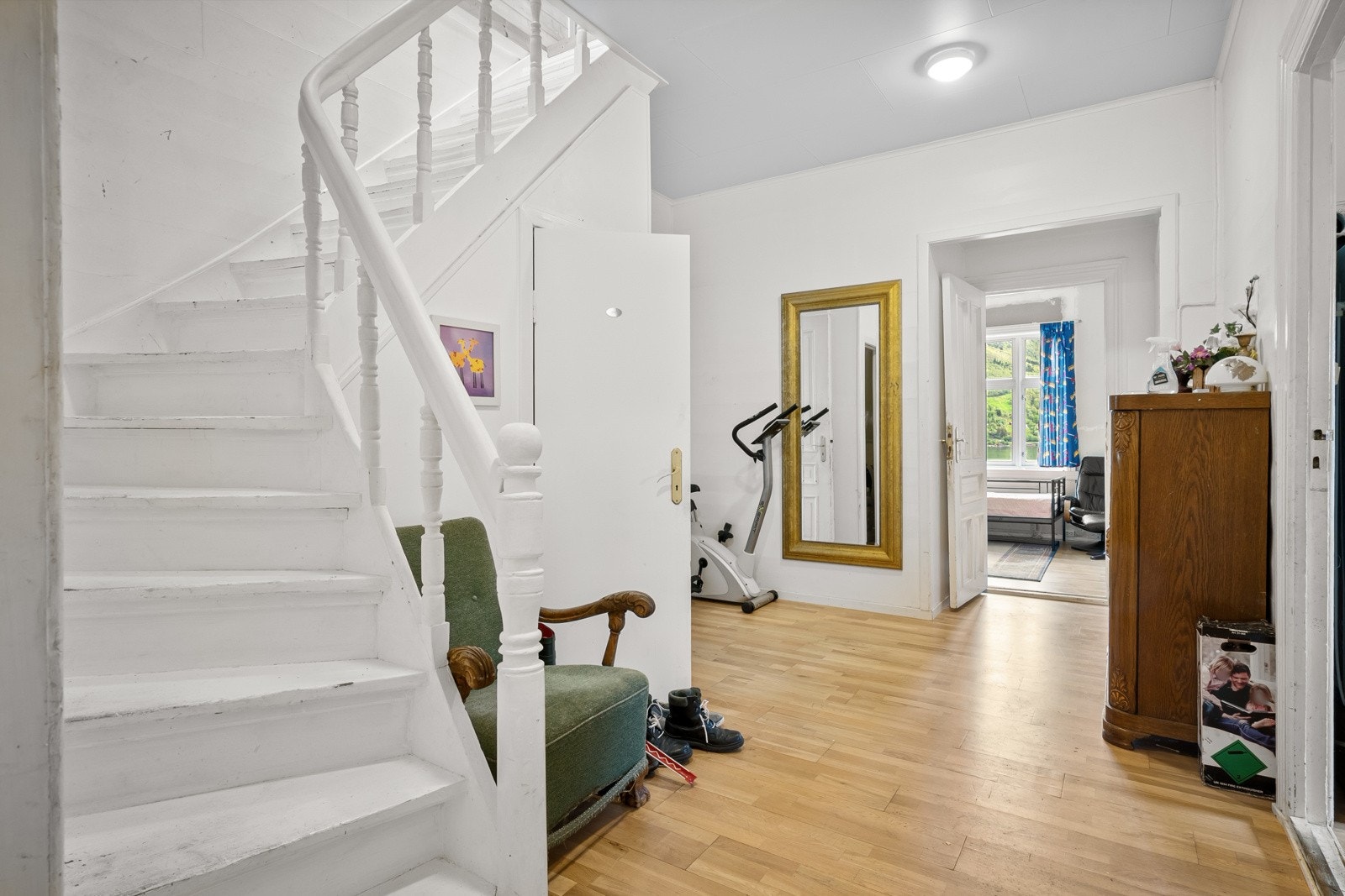 Gang i 2. etasje som gir adkomst til bad, kjøkken og to soverom. Trapp fører deg vidare opp til bustadens loft. Galleribilde