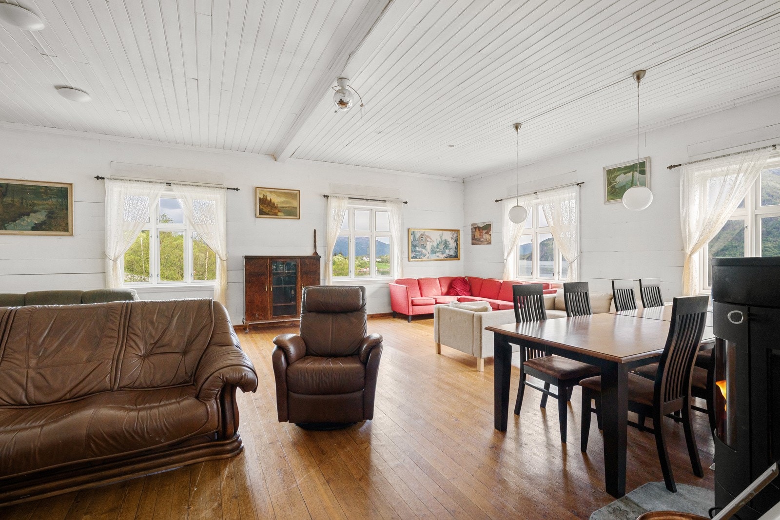 Det er også plass til oppbevaringsmøbler og tv-krok. Galleribilde