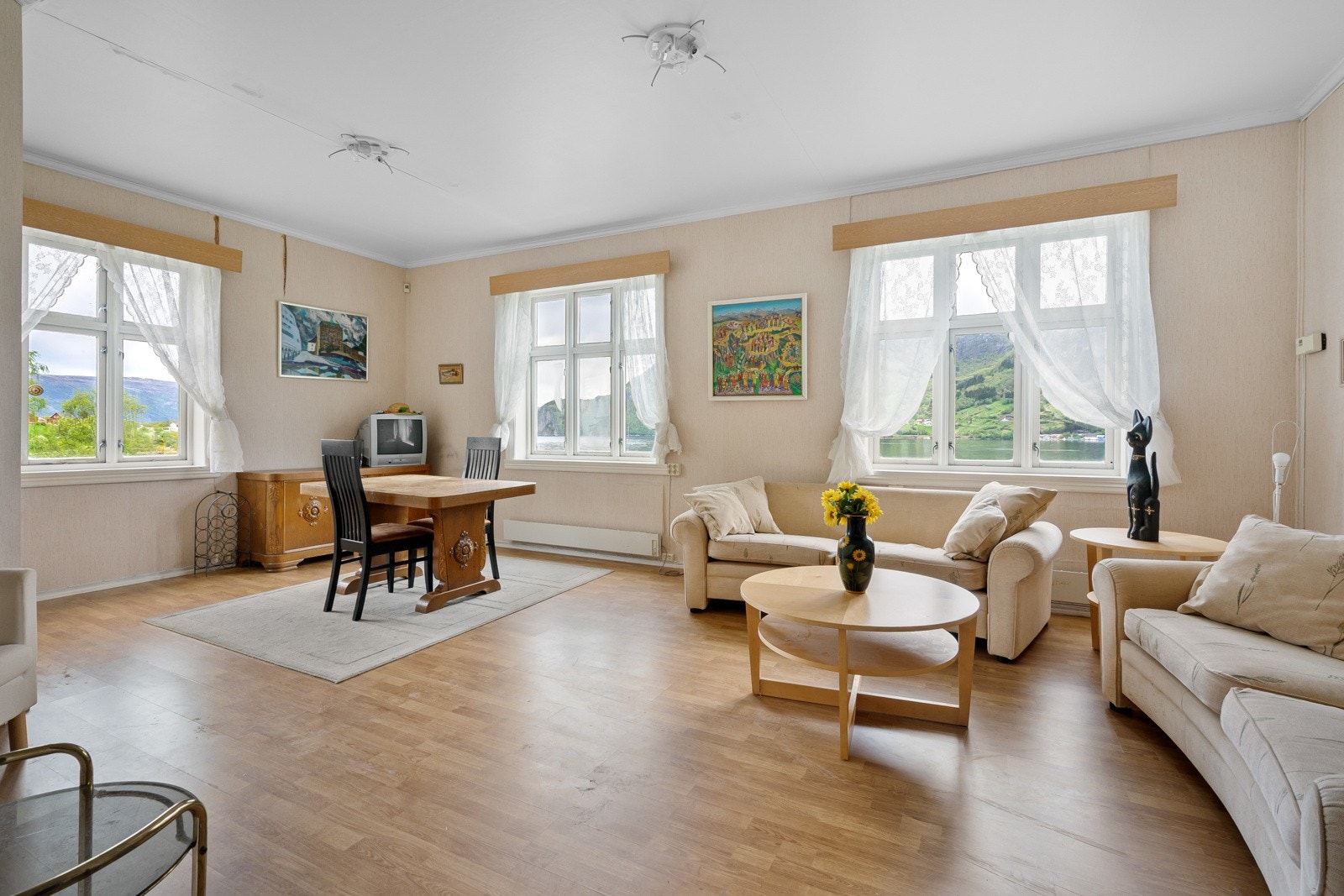 Her kan ein nyte fantastisk utsikt over Risnefjorden. Galleribilde