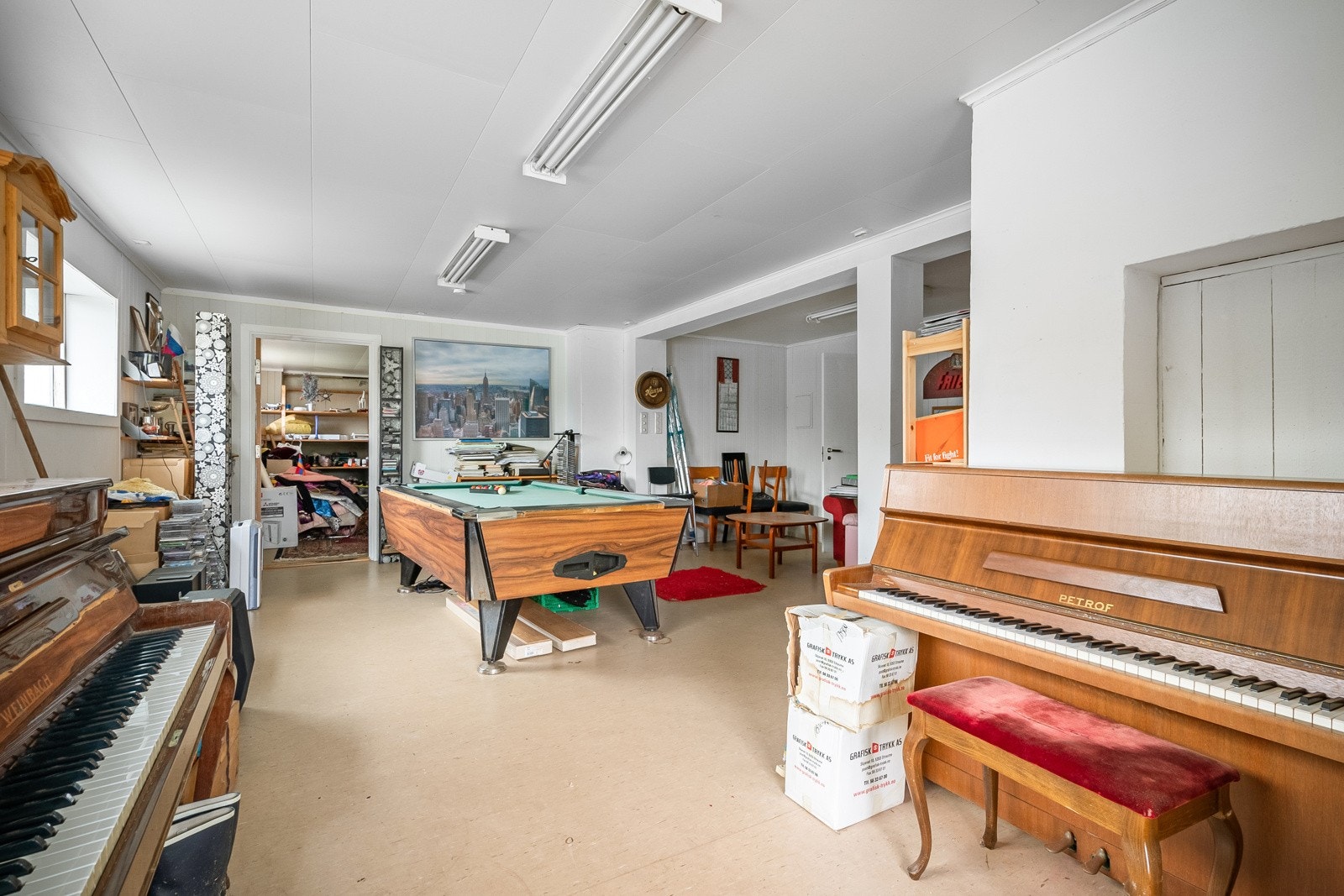 Fra eigen inngang på bakkeplan har ein adkomst til kjellar som inneheld kjellarstove og wc. Den blir på noverande tidspunkt brukt til oppbevaring og aktivitetsrom. Galleribilde