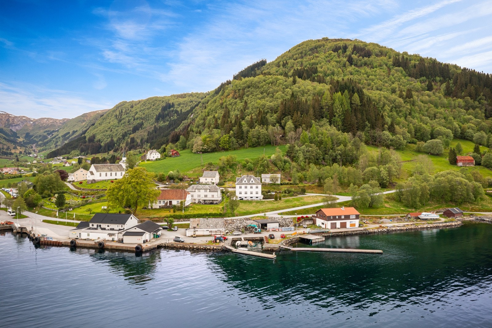 Morgonsol på framside av huset, ettermiddagssol på sørside og noko kveldssol på nordside. Galleribilde