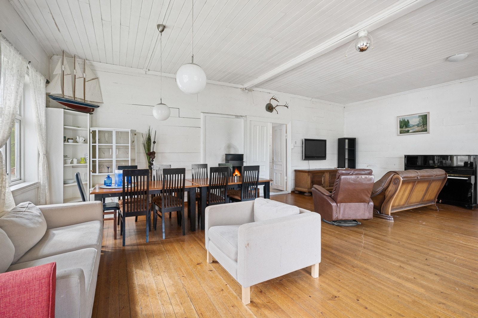 I 2.etasje finn ein ei stor og romsleg stove som gir plass til fleire sittegrupper og spisebord. Galleribilde