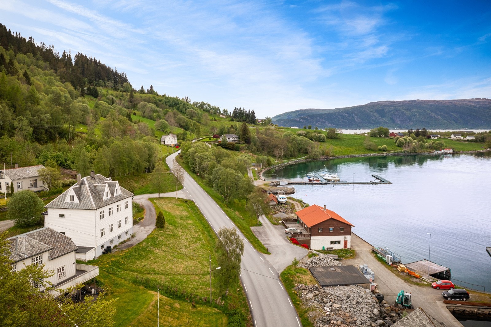 Bustaden har ein fantastisk beliggenheit med stor boligmasse som kan delast i 3 enheiter, samt nærhet til sjø og fjell i ein eineståande del av norsk natur. Galleribilde