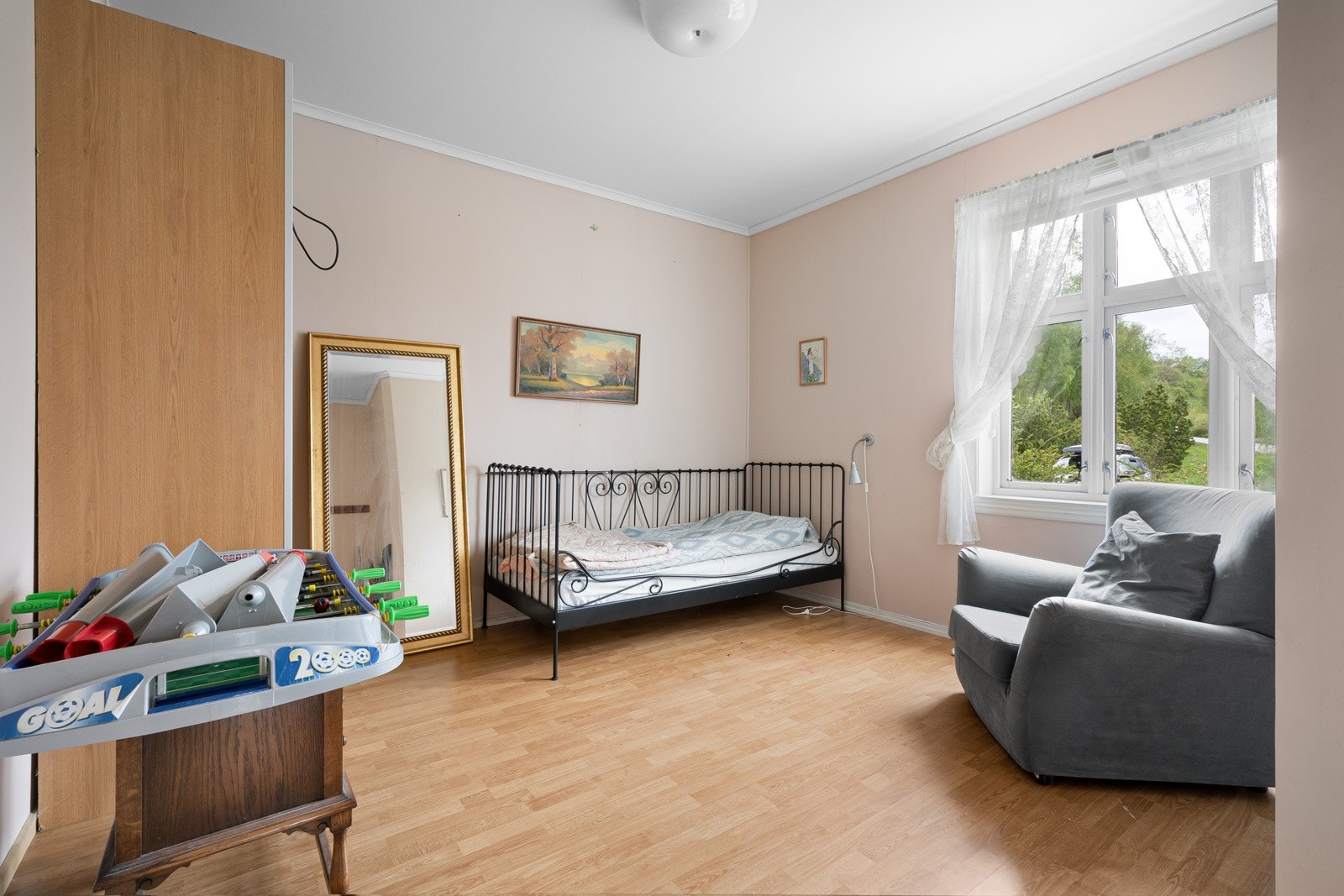 Stort soverom gir gode muligheter for oppbevaring, i tillegg er det god plass til seng og skrivepult. Galleribilde