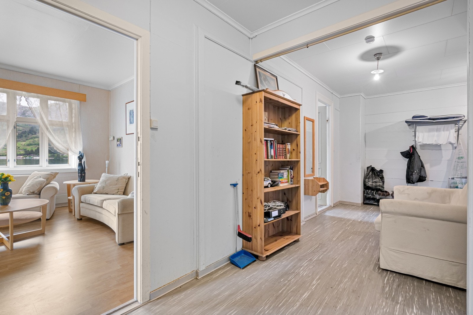 Stor gang som gir adkomst til vaskerom, bad, soverom og stove. Galleribilde