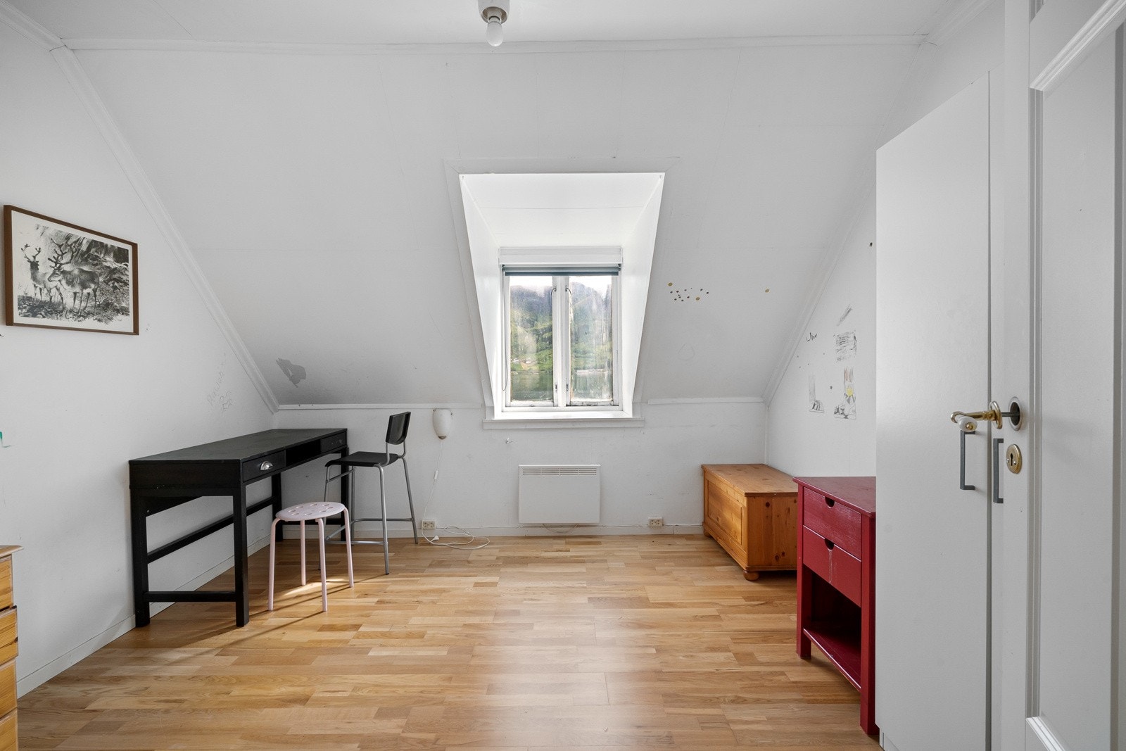 Loftetasjens største soverom med god plass til seng og oppbevaring. Galleribilde