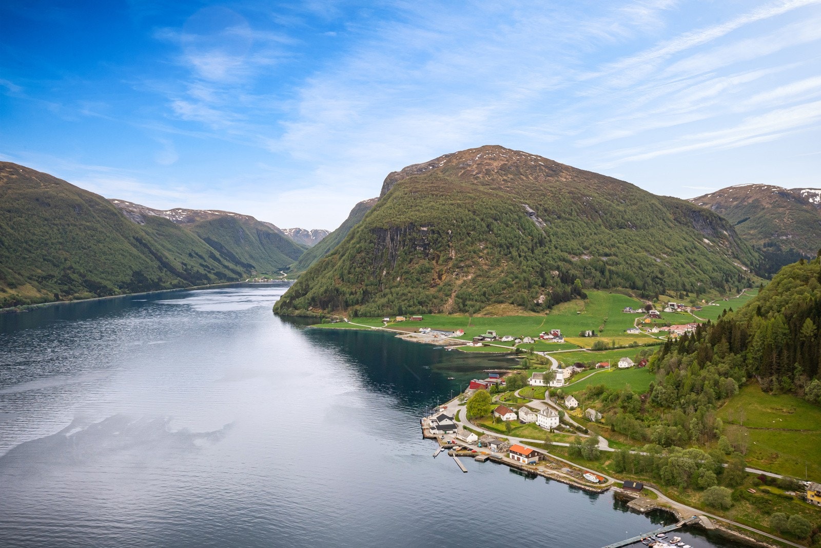 Bustaden er omkransa av vakker natur, og i tillegg ligg det båtmarina og brygger like nedanfor bustaden. Galleribilde