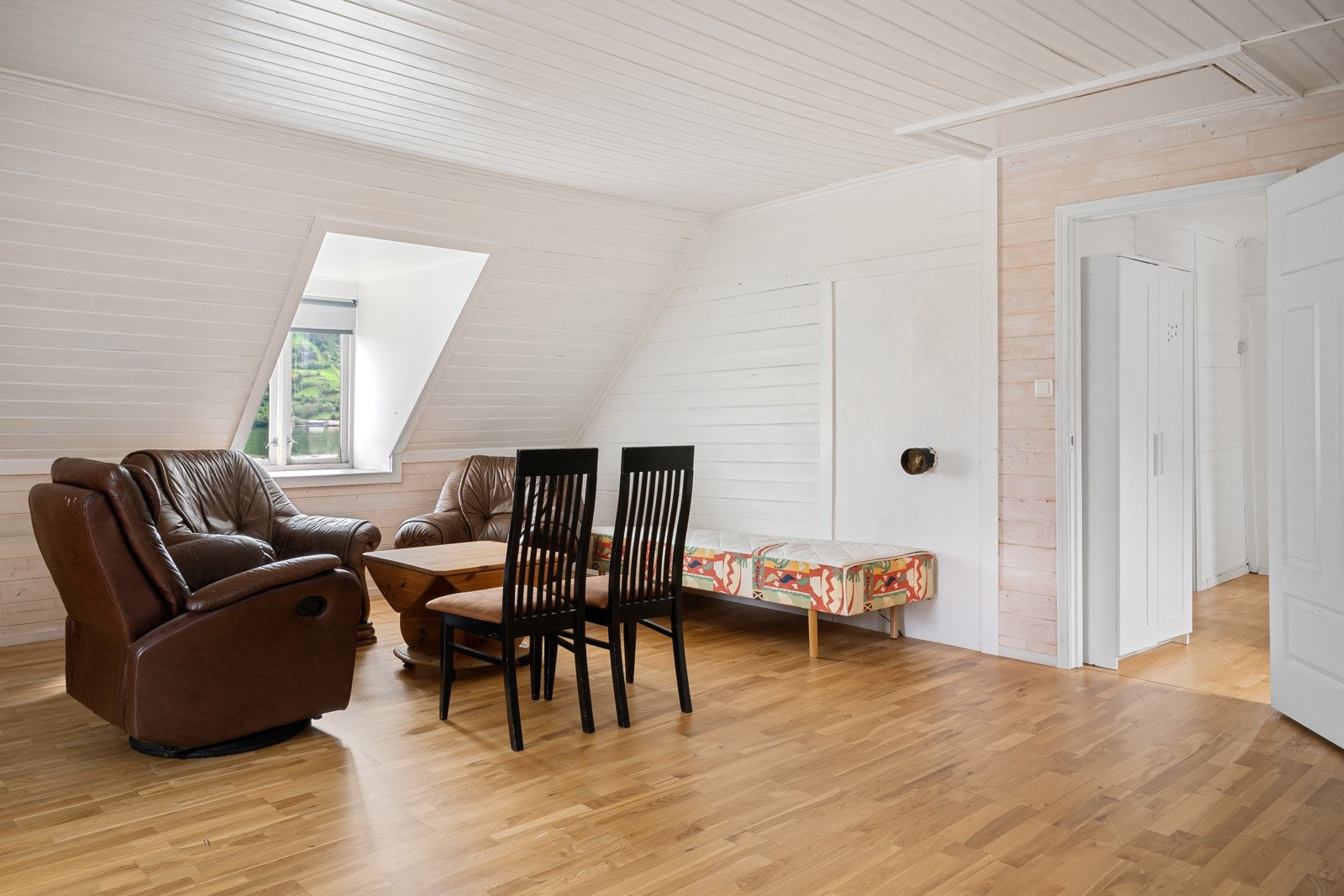 Stor loftstove med gode møbleringssoner. Galleribilde