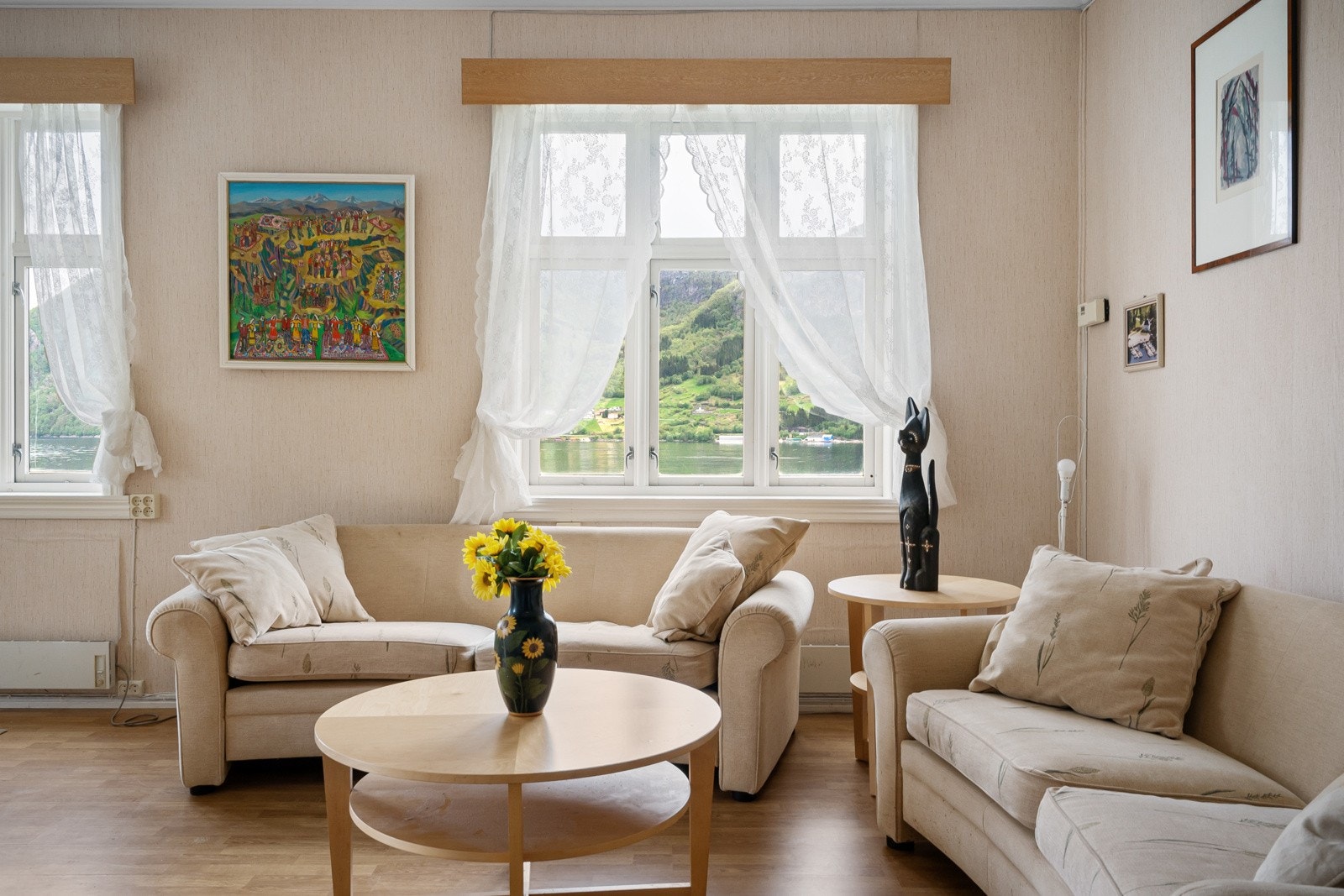 Stor stove med gode møbleringssoner som gir plass til sofakrok, tv-krok og stort spisebord. Galleribilde