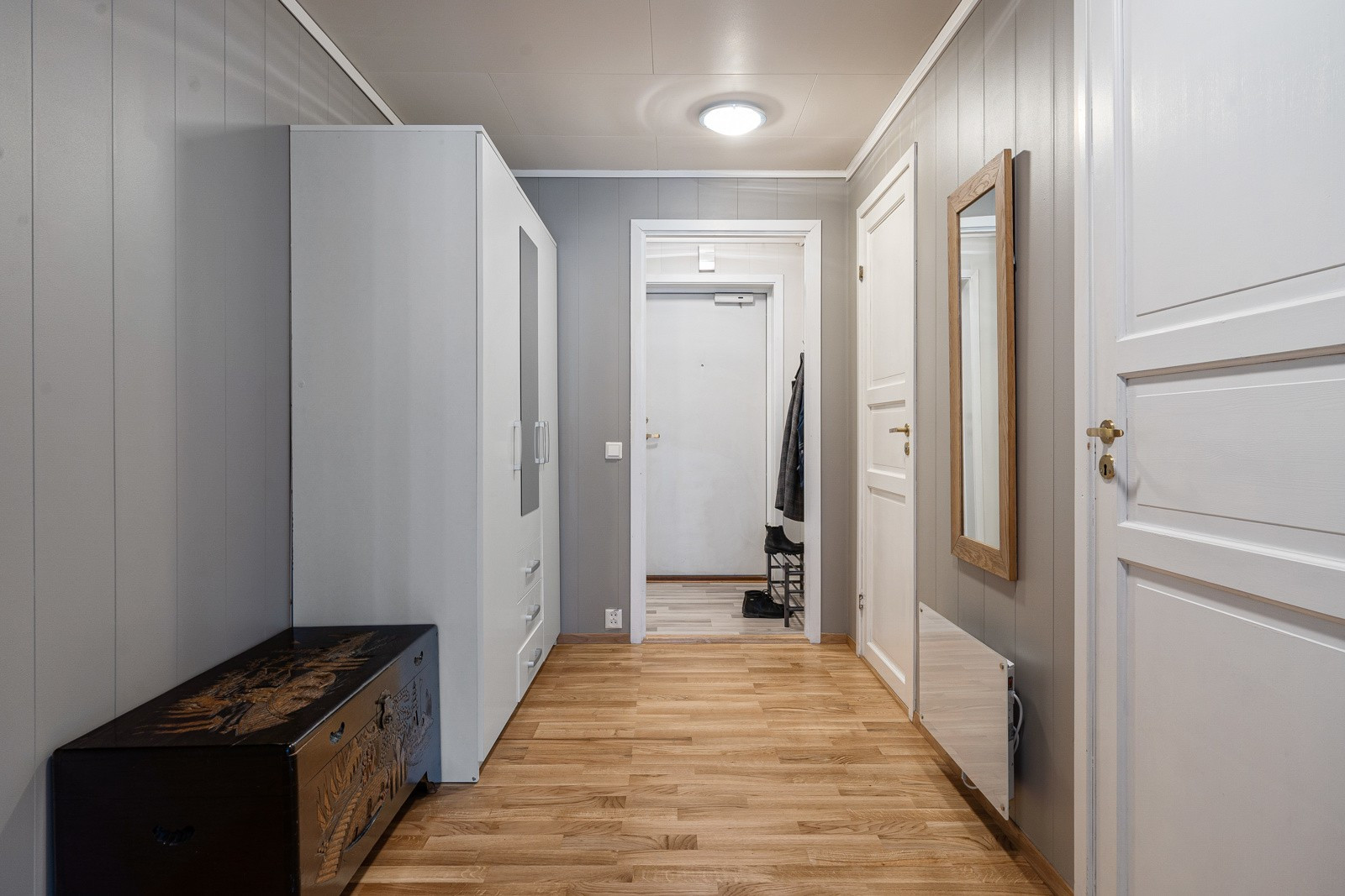 Videre inn er mellomgangen med plass til skap og andre oppbevaringsmøbler.