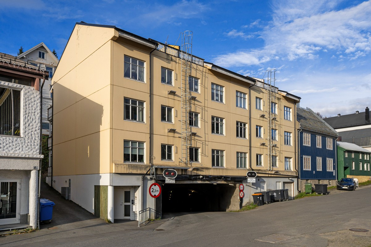 Fasade - Leilighetsbygget ligger kjempe sentralt til rett over innslag til sentrumstangenten
