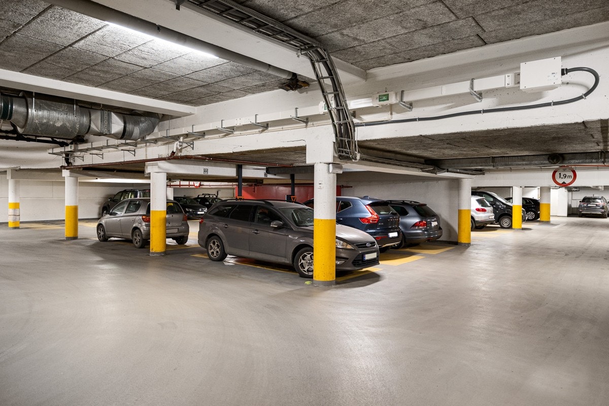 Det medfølger fast plass med god plassering i anlegg under bygget. Det er mulig å sett opp lader. Galleribilde