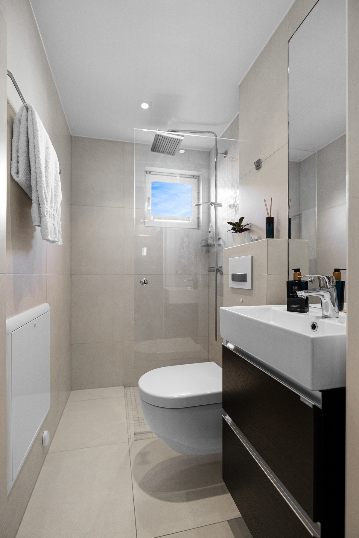 Baderomsinnredningen har sorte, matte fronter og heldekkende servant. Galleribilde