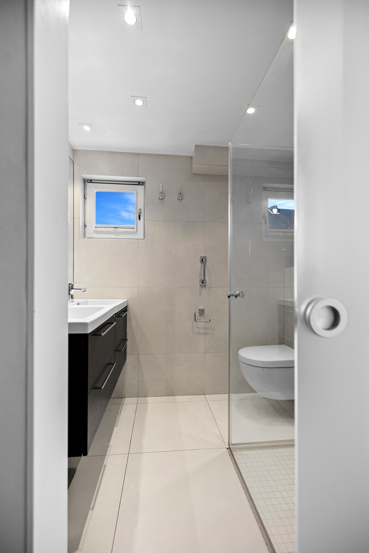 Delikat flislagt bad med varmekabler i gulvet. Galleribilde