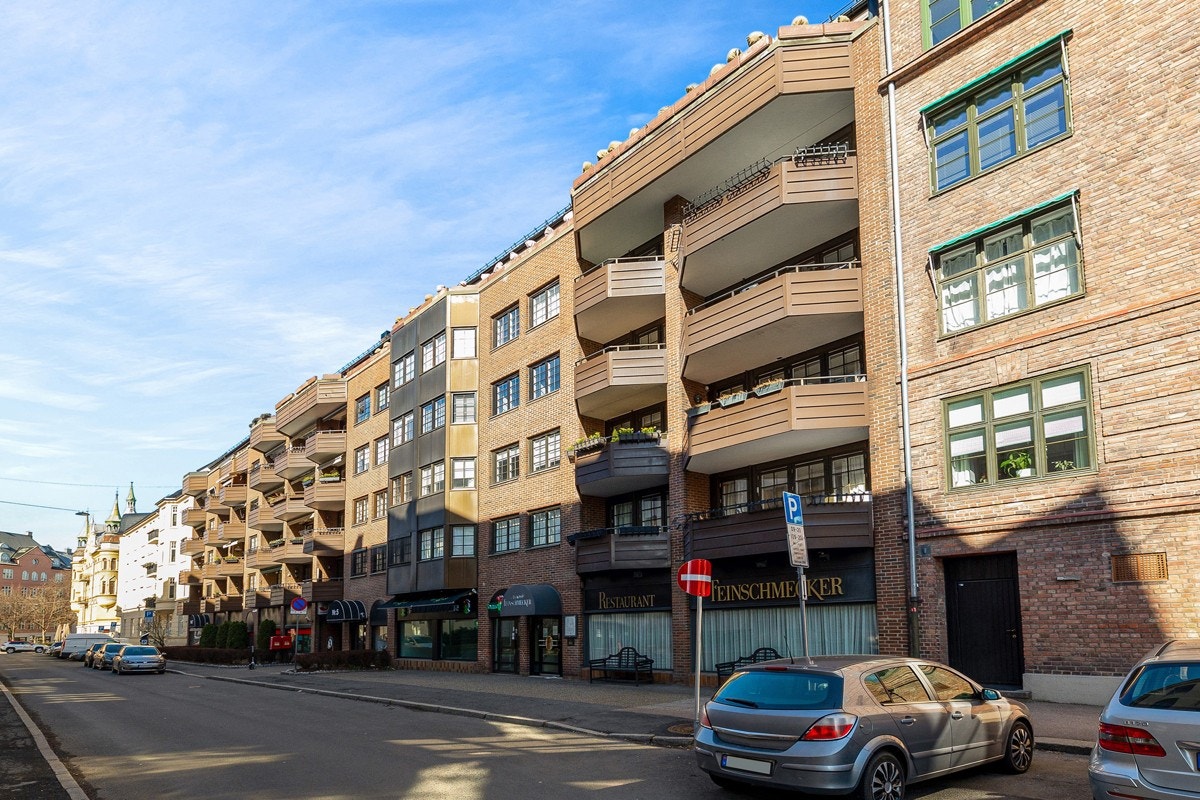 Boligen ligger i 3 etasje i en bygård fra 1986. Galleribilde