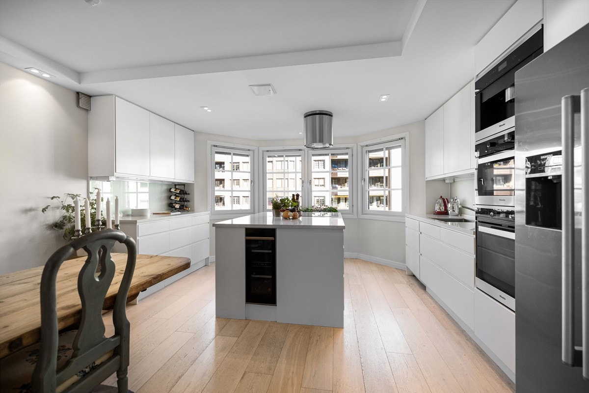 Kjøkkenet innbyr til matlaging, med store arbeidsflater og god oppbevaringsplass. Galleribilde