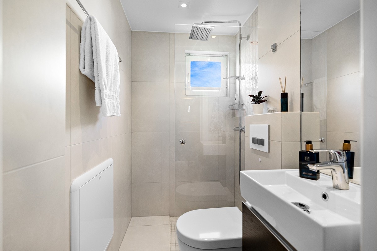 Det andre badet er også pent flislagt med varmekabler i gulvet. Galleribilde