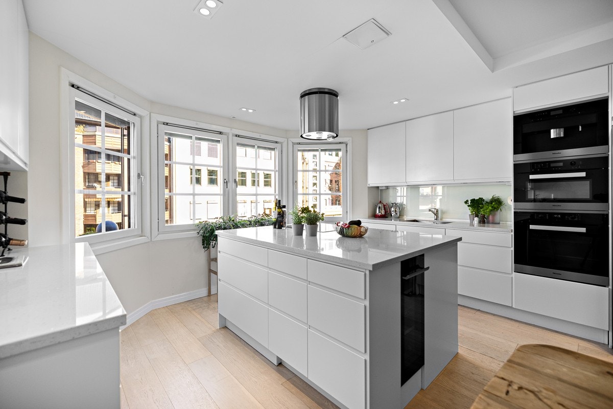 Kjøkkeninnredningen fra Drømmekjøkkenet har hvite, matte fronter og kompositt benkeplater. Galleribilde