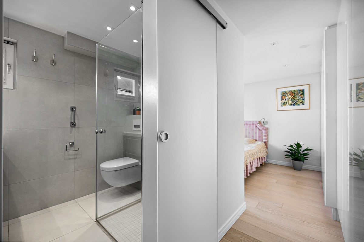 I tilknytning til hovedsoverommet finner du et av boligens to bad. Galleribilde