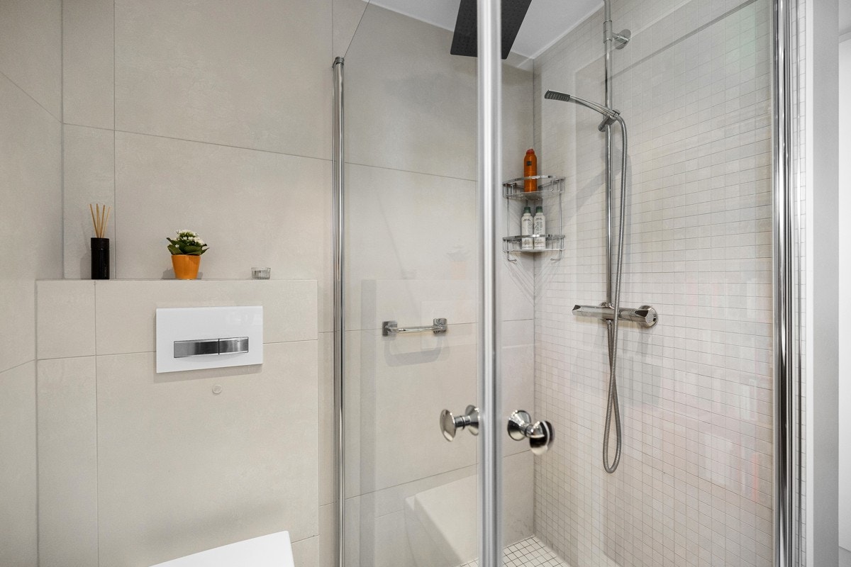 Badet har ellers vegghengt toalett og dusjhjørne med innfellbare dusjvegger. Galleribilde