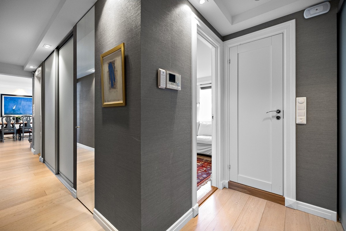 Boligens entré er romslig og gir et solid førsteinntrykk Galleribilde