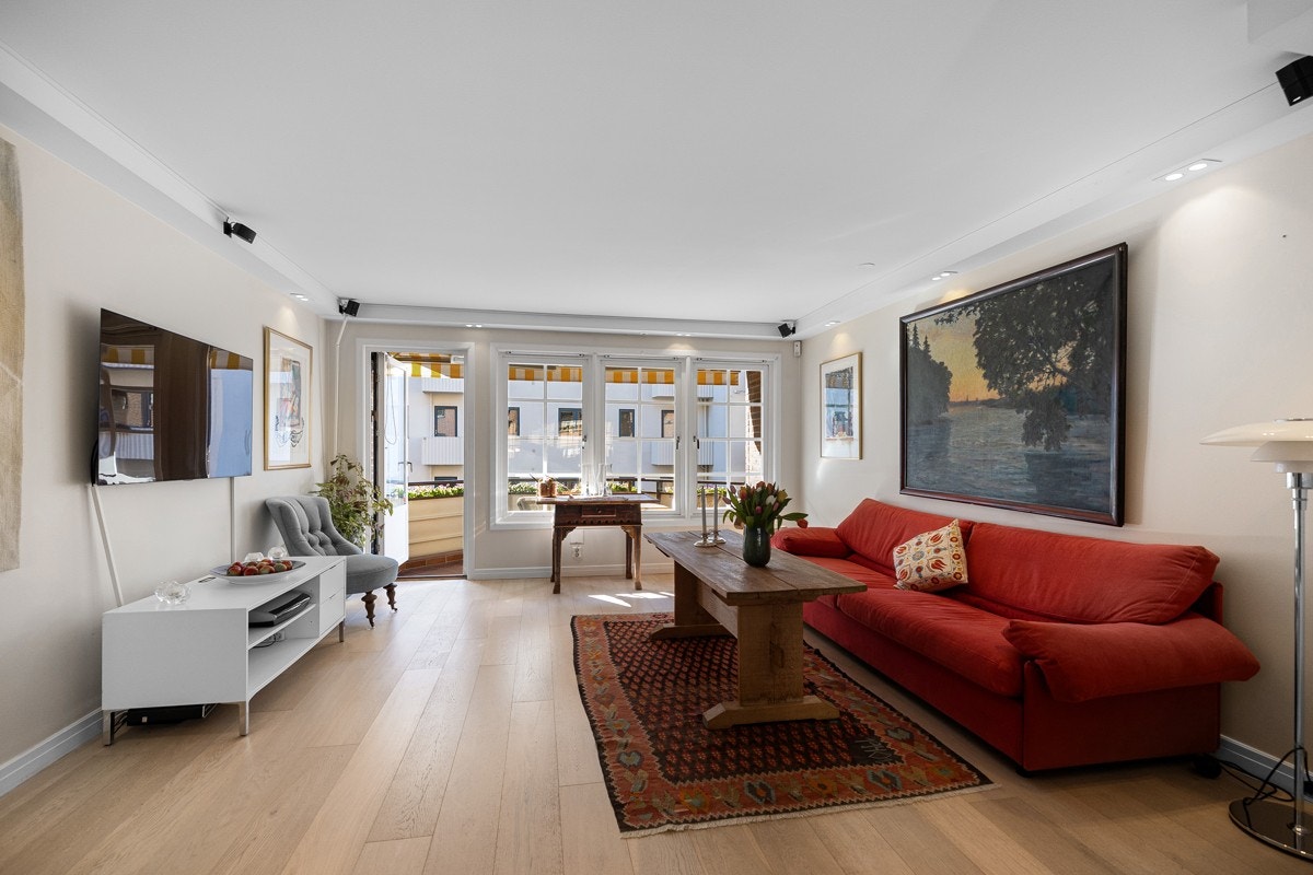 Rommet byr på plass til sofa, bord, mediebenk og lenestol. Galleribilde