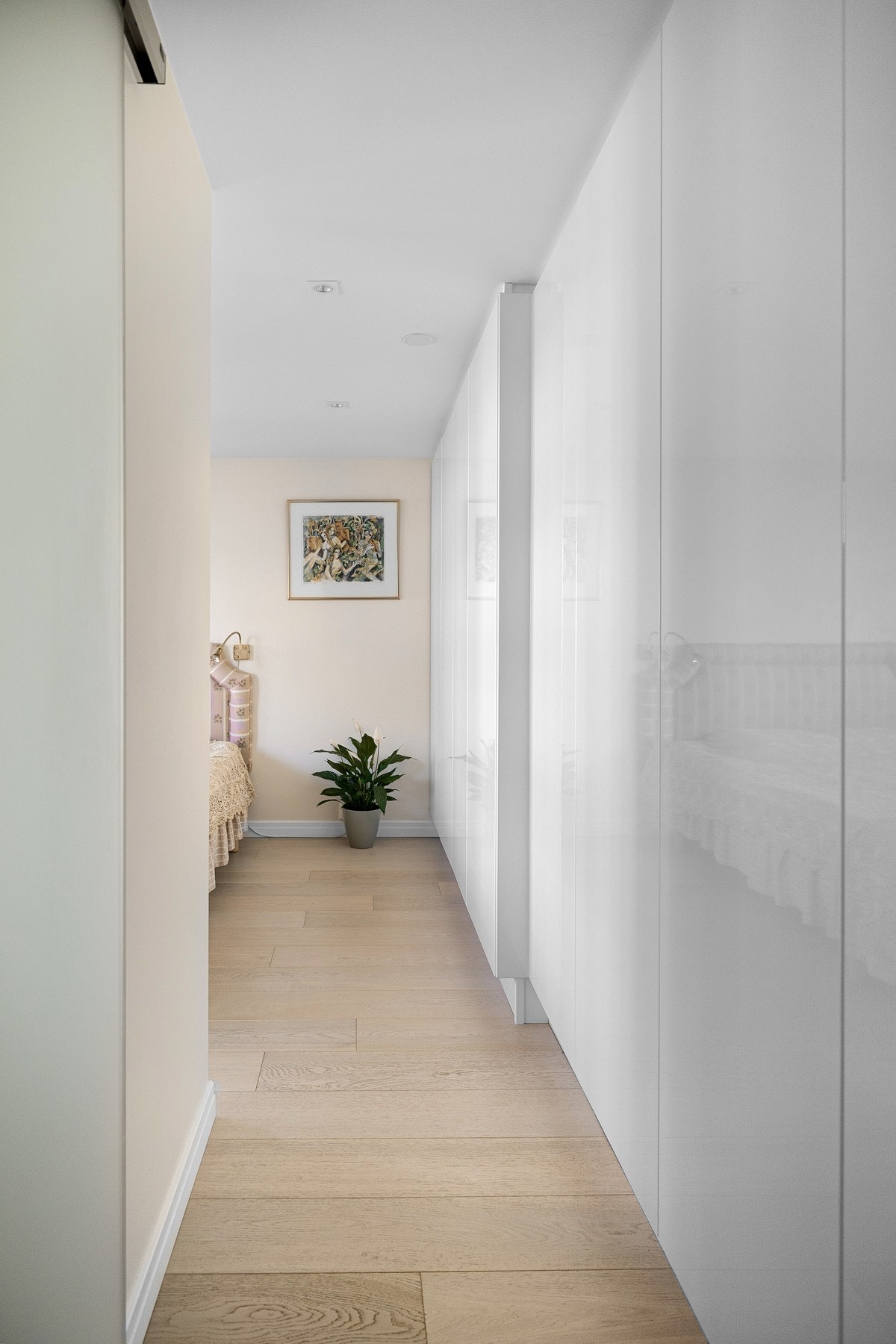 Her har du rikelig med oppbevaringsplass i flere garderobeskap. Galleribilde