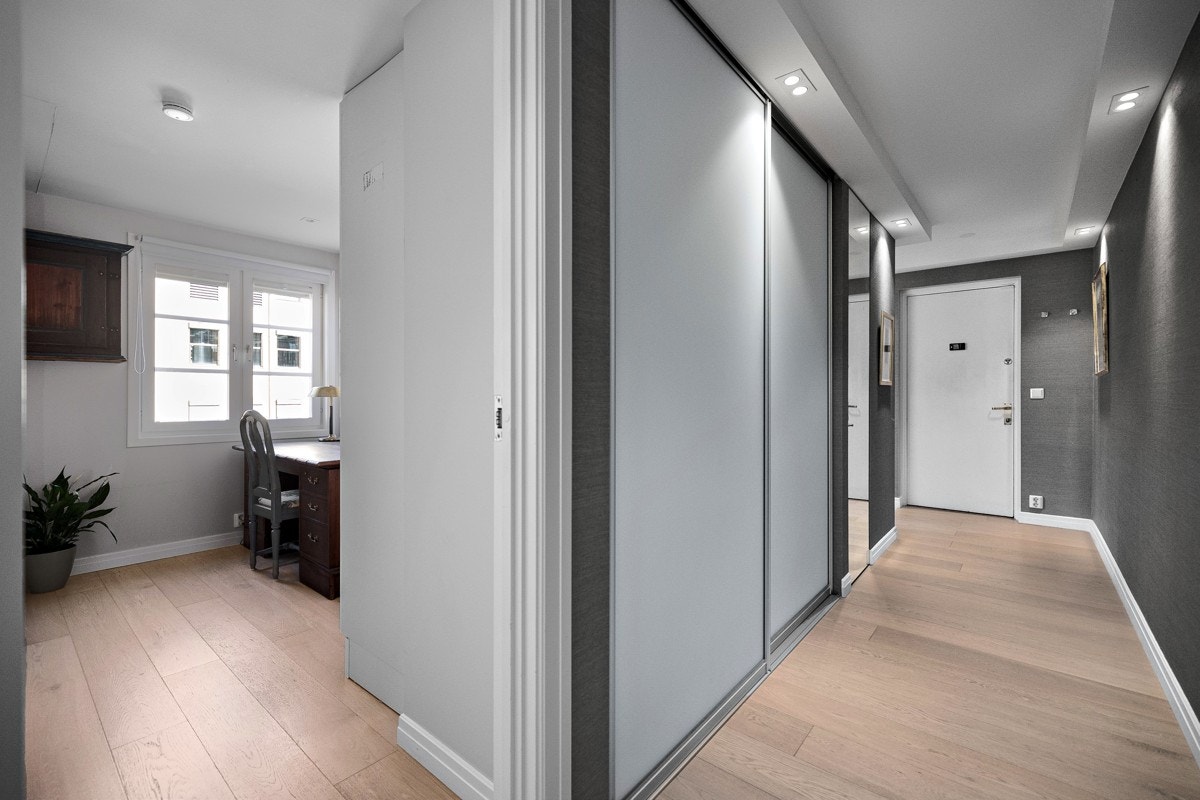 Entréen har skyvedørsgarderobe for oppbevaring av yttertøy og sko. Galleribilde