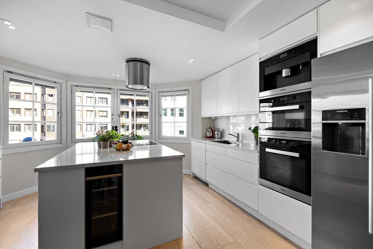 Ventilatoren senkes ned fra himlingen med fjernkontroll. Galleribilde